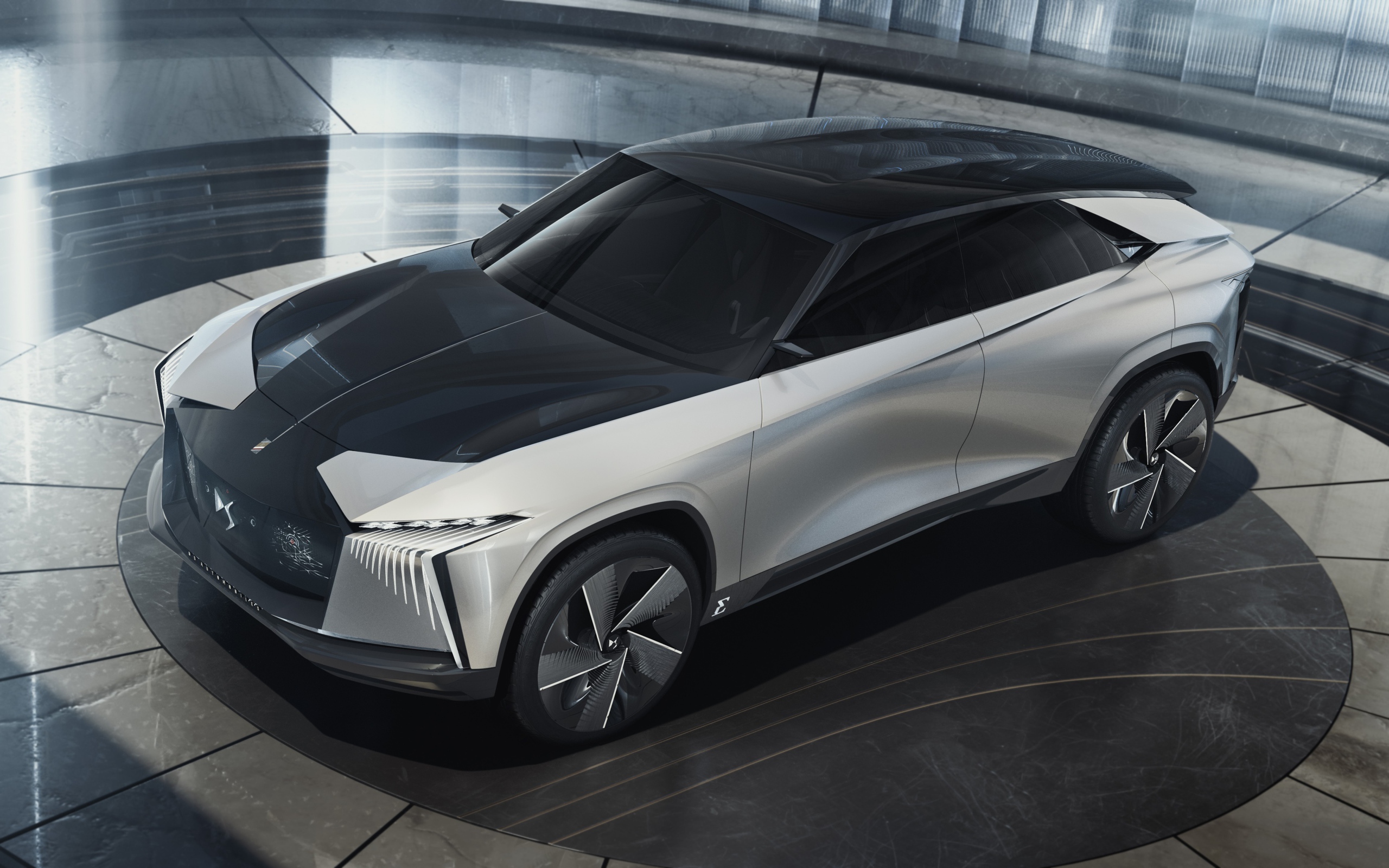 Серебристый внедорожник DS Aero Sport Lounge 2020 года на выставке 