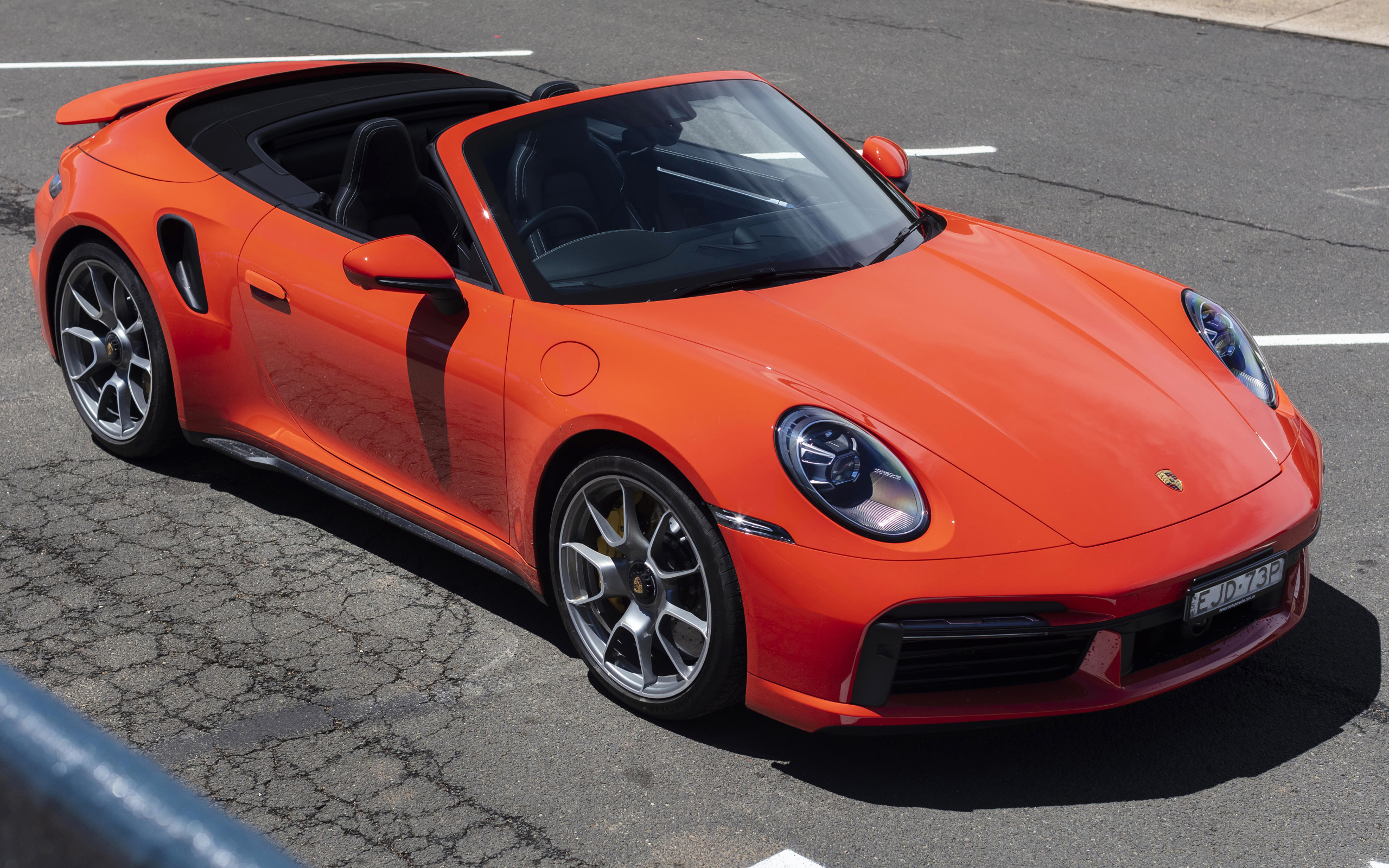 Автомобиль Porsche 911 Turbo S Cabriolet 2020 года