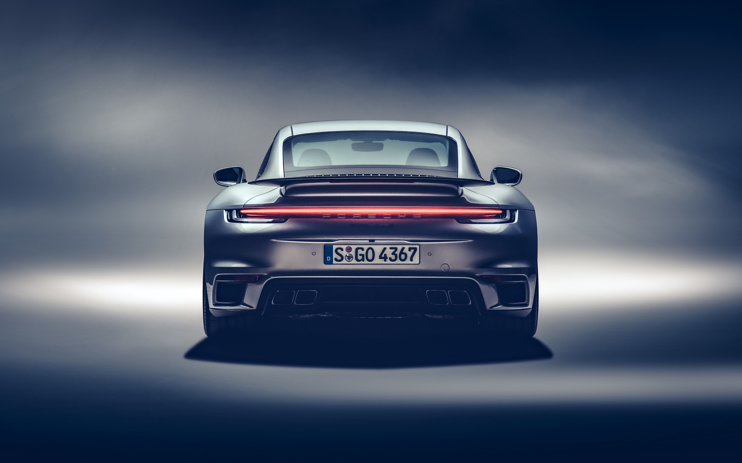 Автомобиль Porsche 911 Turbo S 2020 года вид сзади 