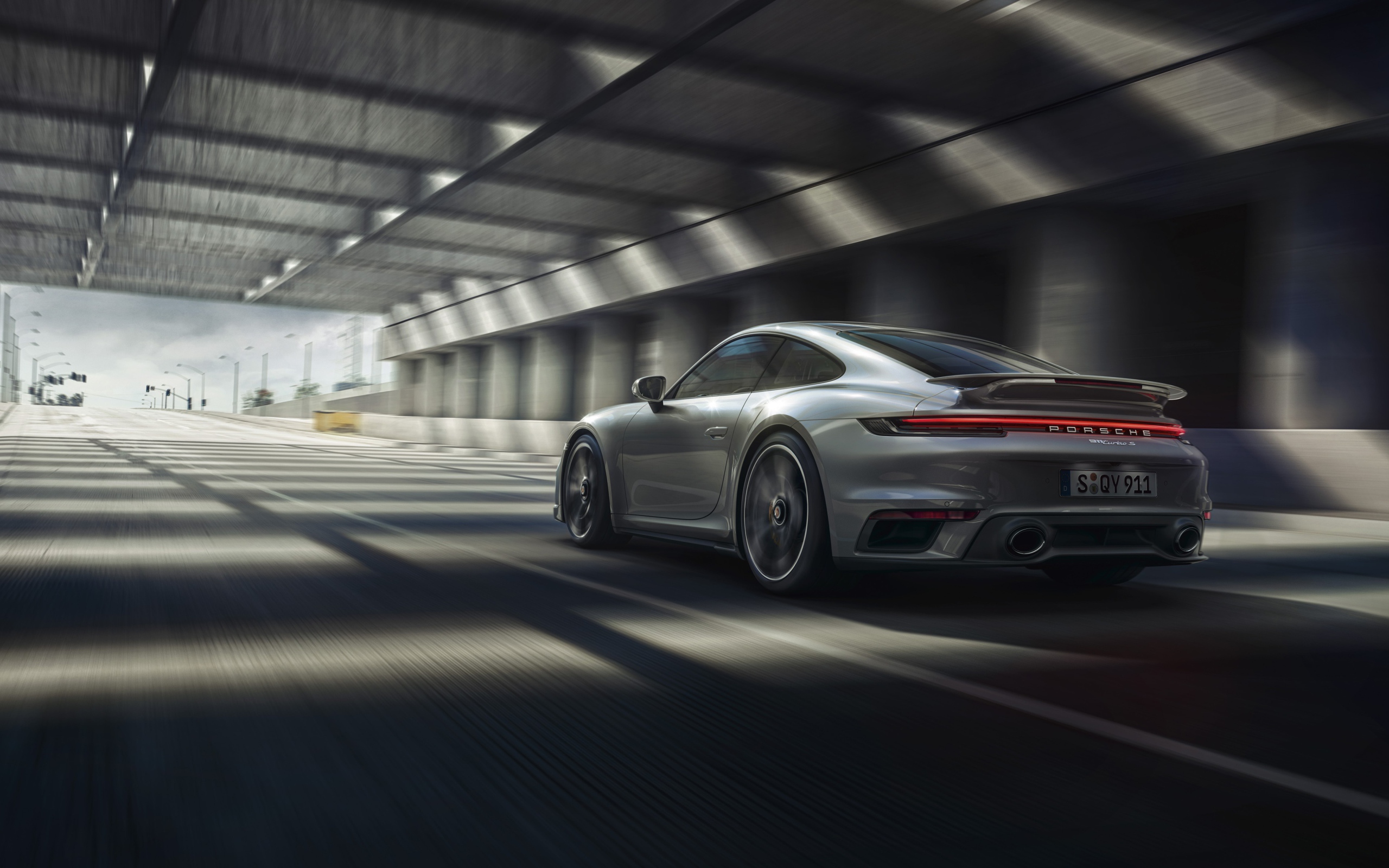 Автомобиль Porsche 911 Turbo S 2020 года в тоннеле