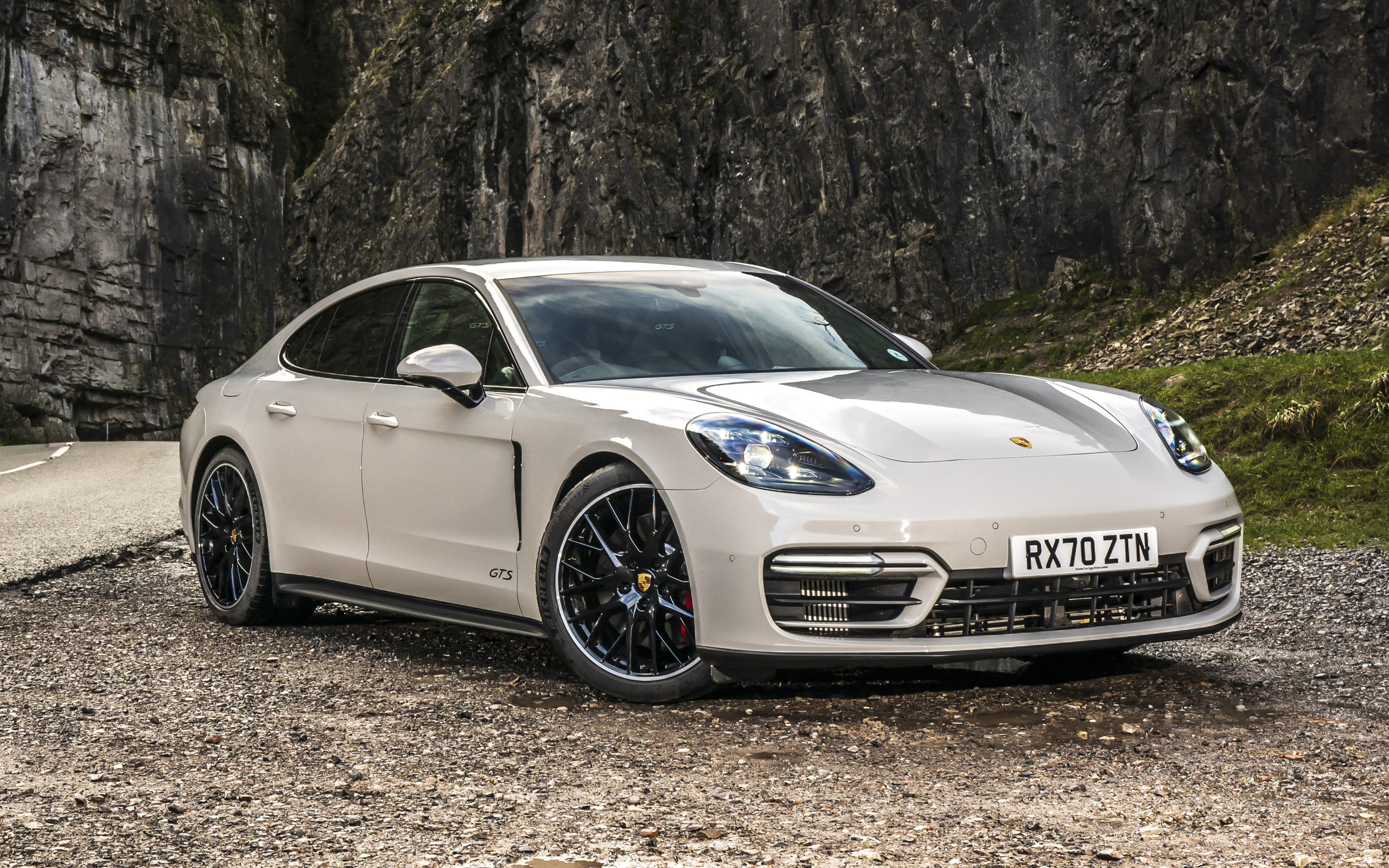 Автомобиль Porsche Panamera GTS 2020 года в горах