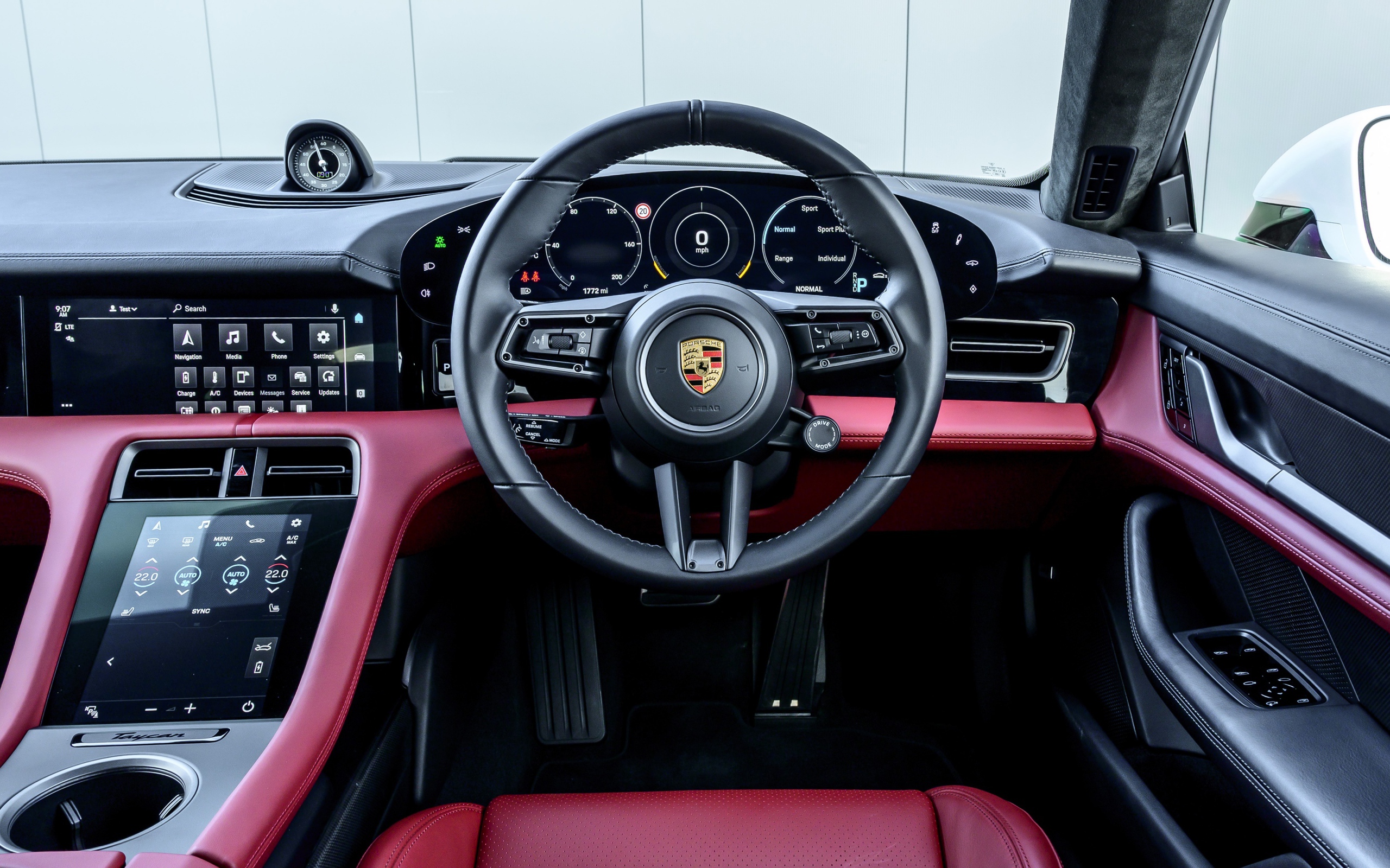 Салон автомобиля Porsche Taycan Turbo S 2020 года 