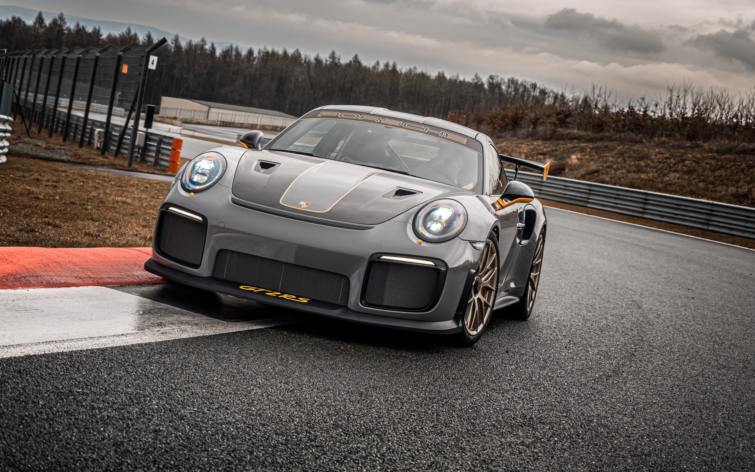 Серебристый автомобиль Porsche 911 GT2 RS 2020 года готовится к гонкам