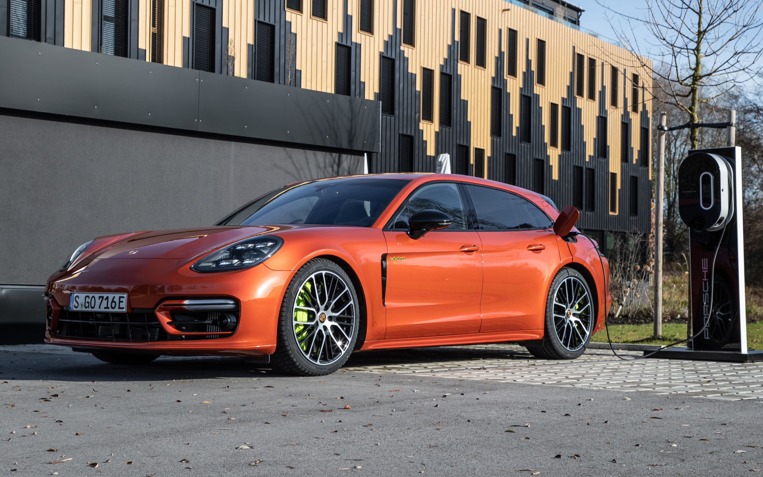 Автомобиль Porsche Panamera 4 E-Hybrid  2021 года на заправке