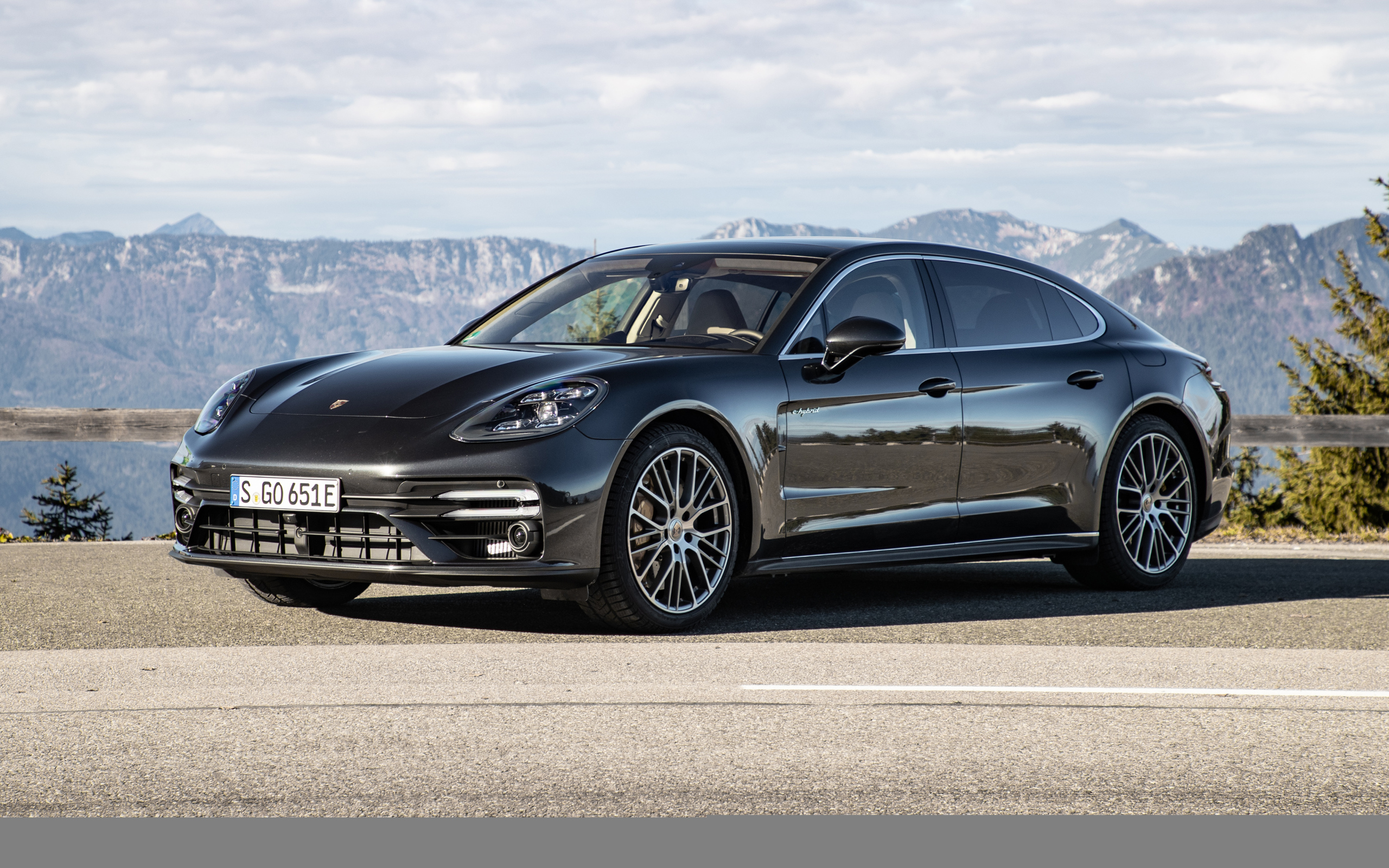 Автомобиль Porsche Panamera Turbo S E-Hybrid Executive 2021 года на фоне гор