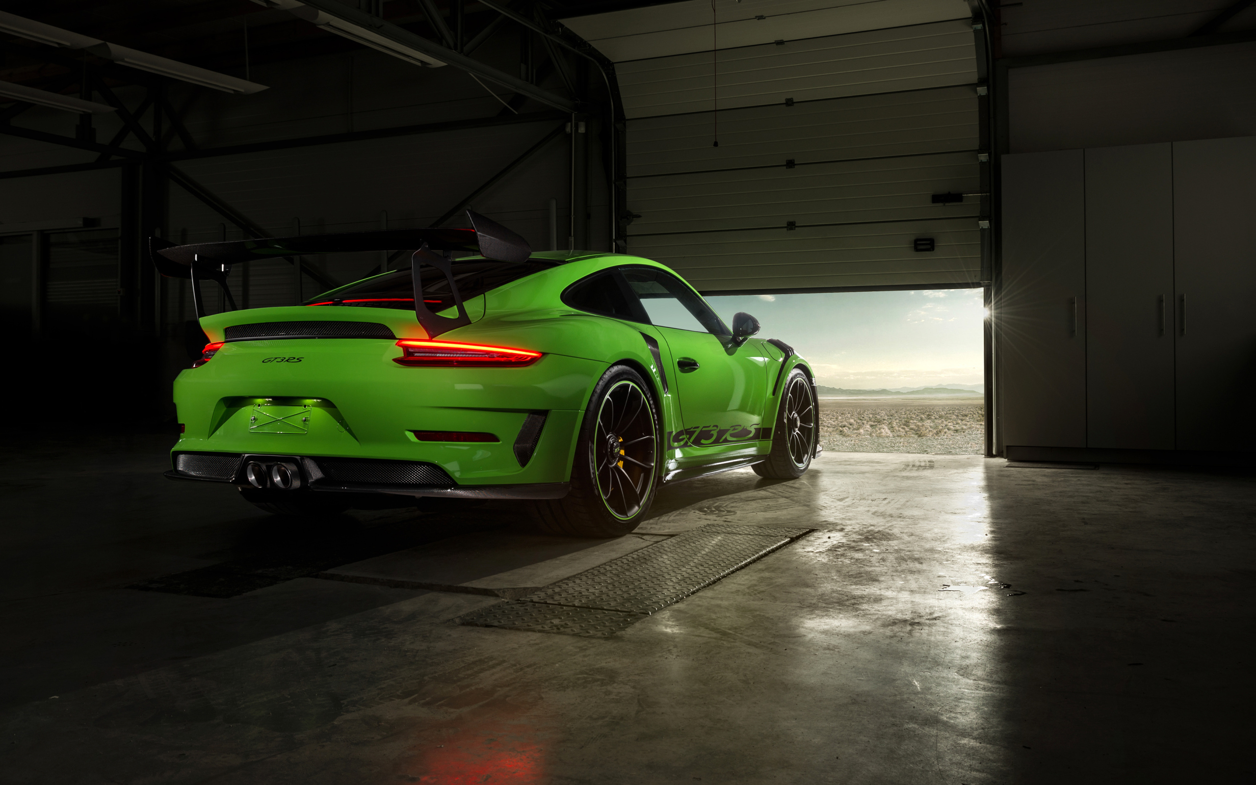 Зеленый автомобиль Porsche GT3 RS вид сзади