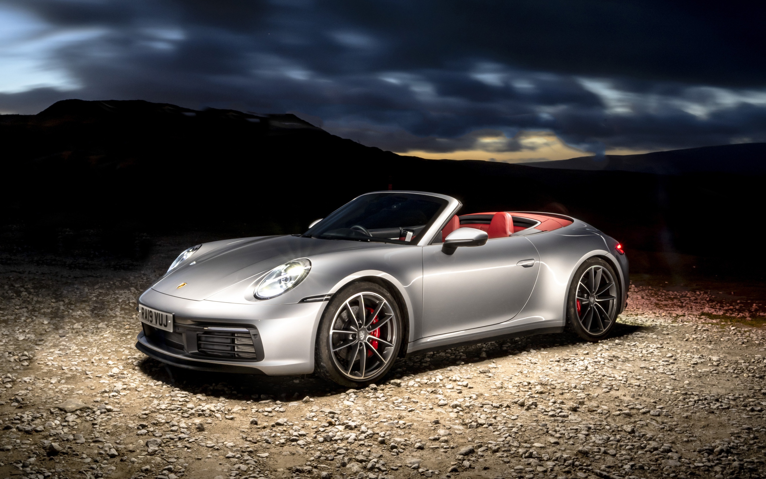 Автомобиль Porsche 911 Carrera 4S Cabriolet вечером