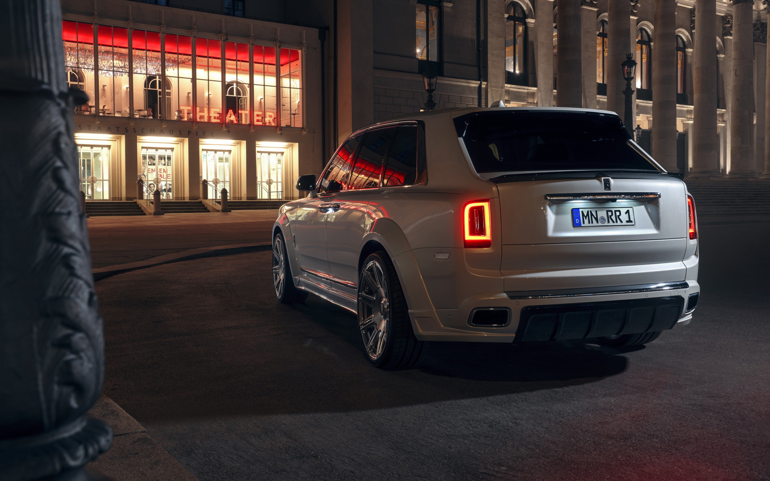 Белый внедорожник  Rolls-Royce Cullinan 2020 года вид сзади