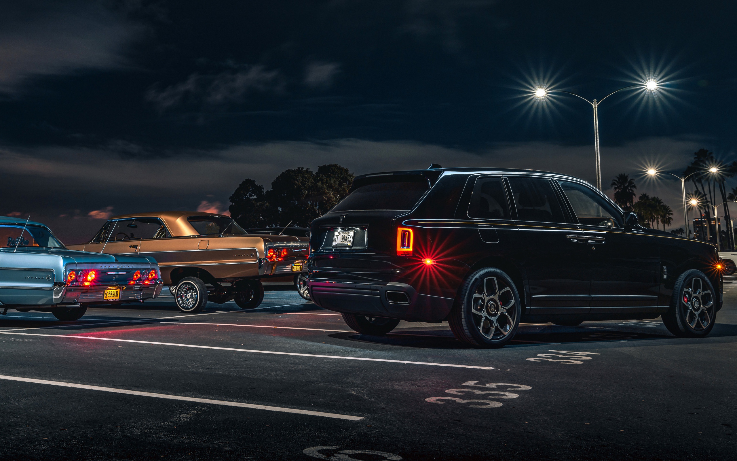 Черный Rolls-Royce Cullinan, 2020 года вид сзади