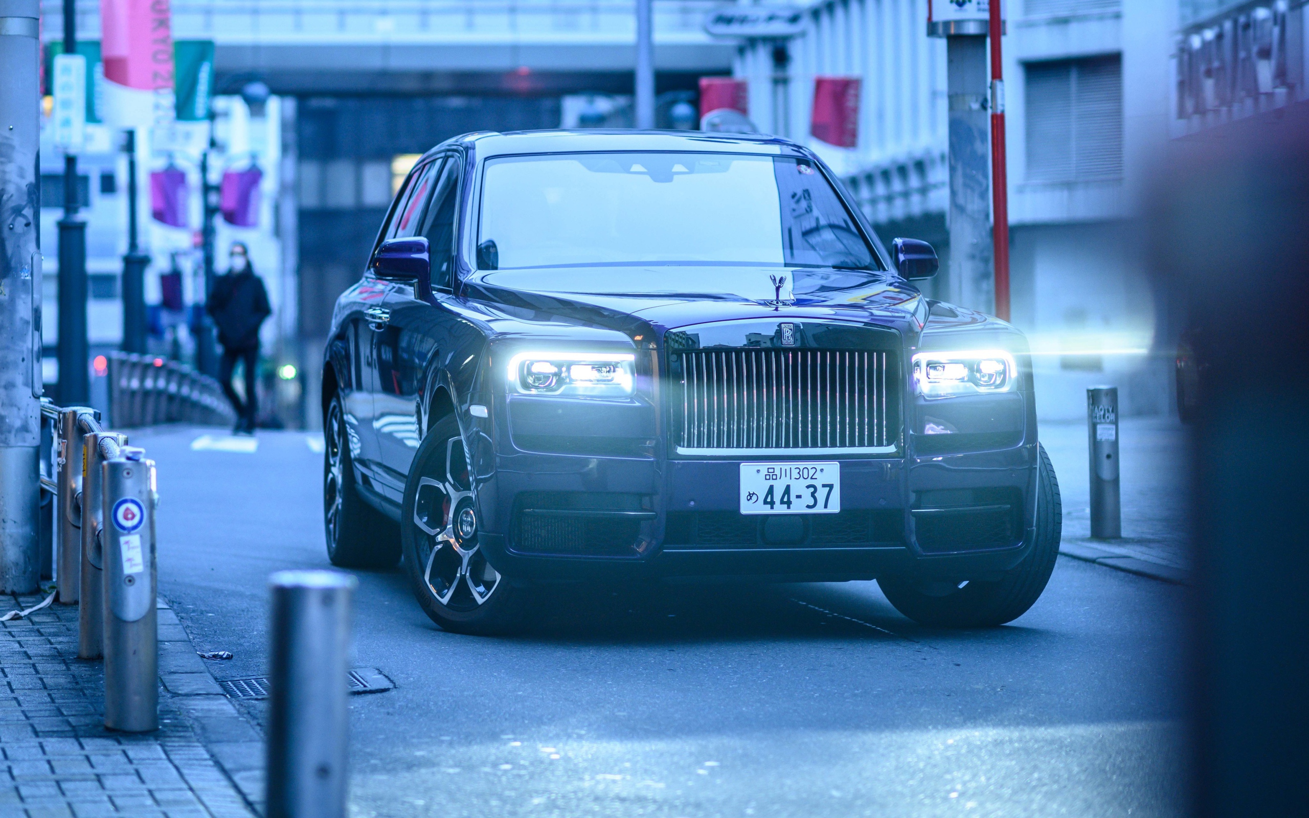 Автомобиль Rolls-Royce Cullinan с включенными фарами