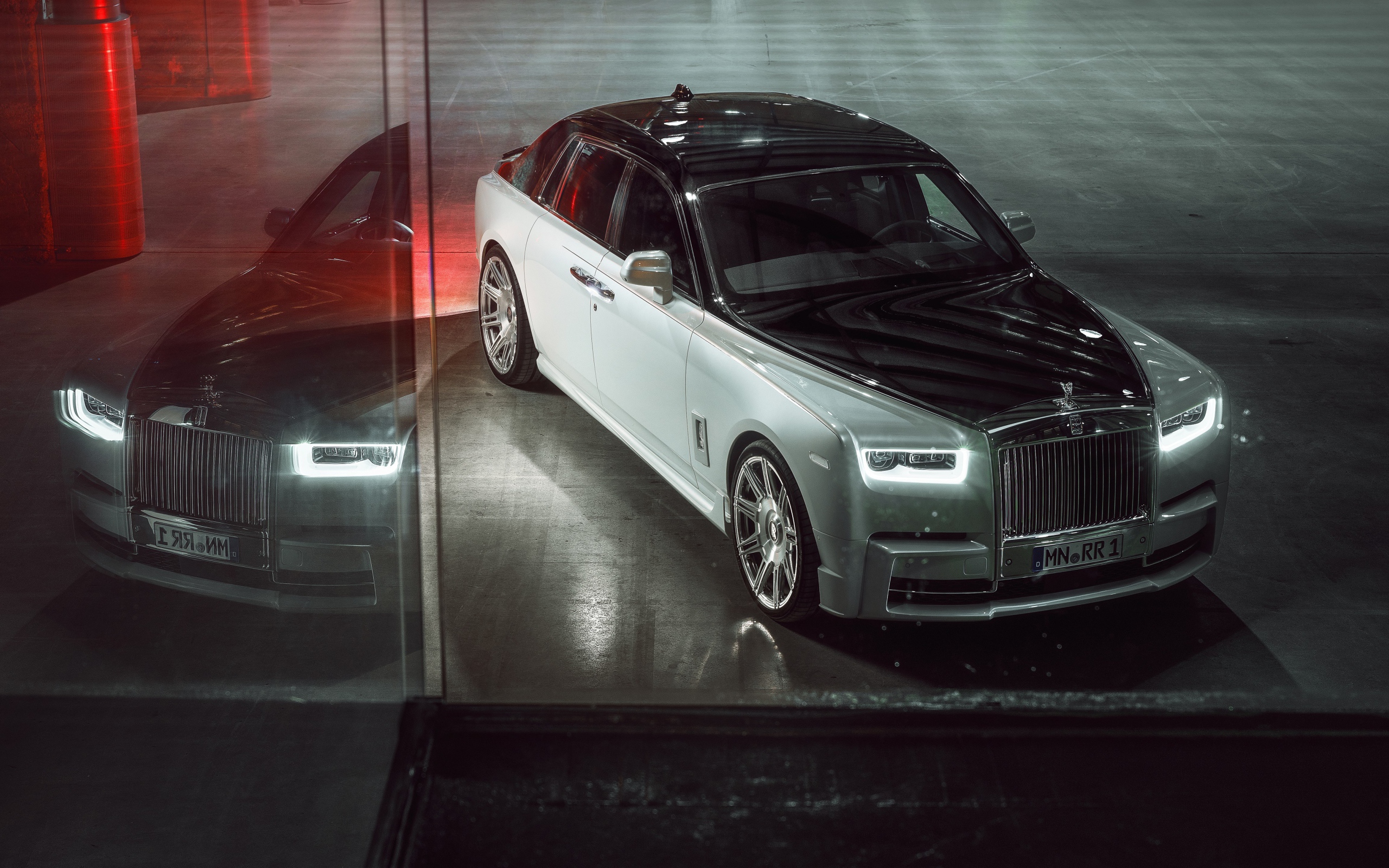 Серебристый автомобиль Rolls-Royce Phantom 2019 года