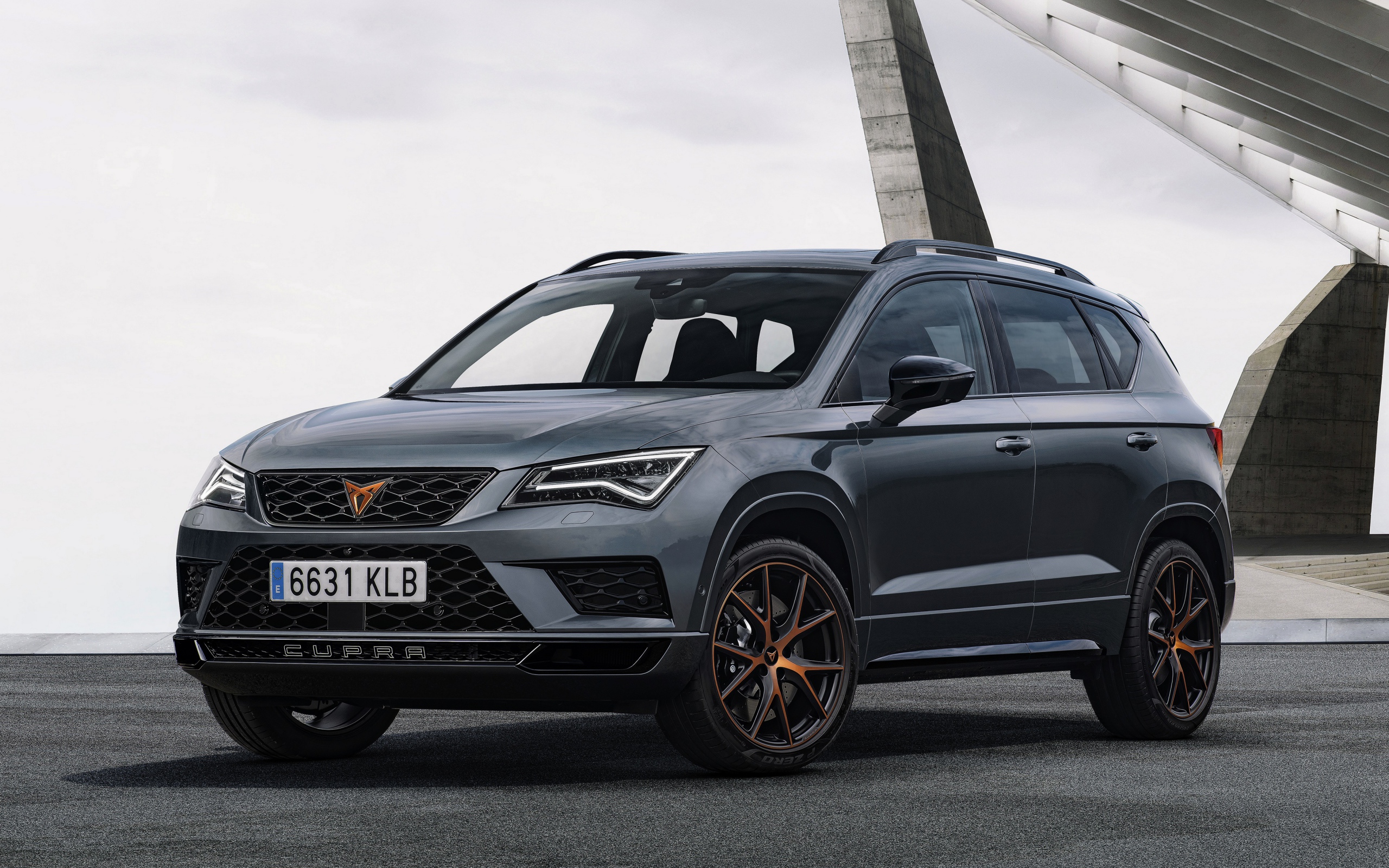 Автомобиль Seat Cupra Ateca у здания