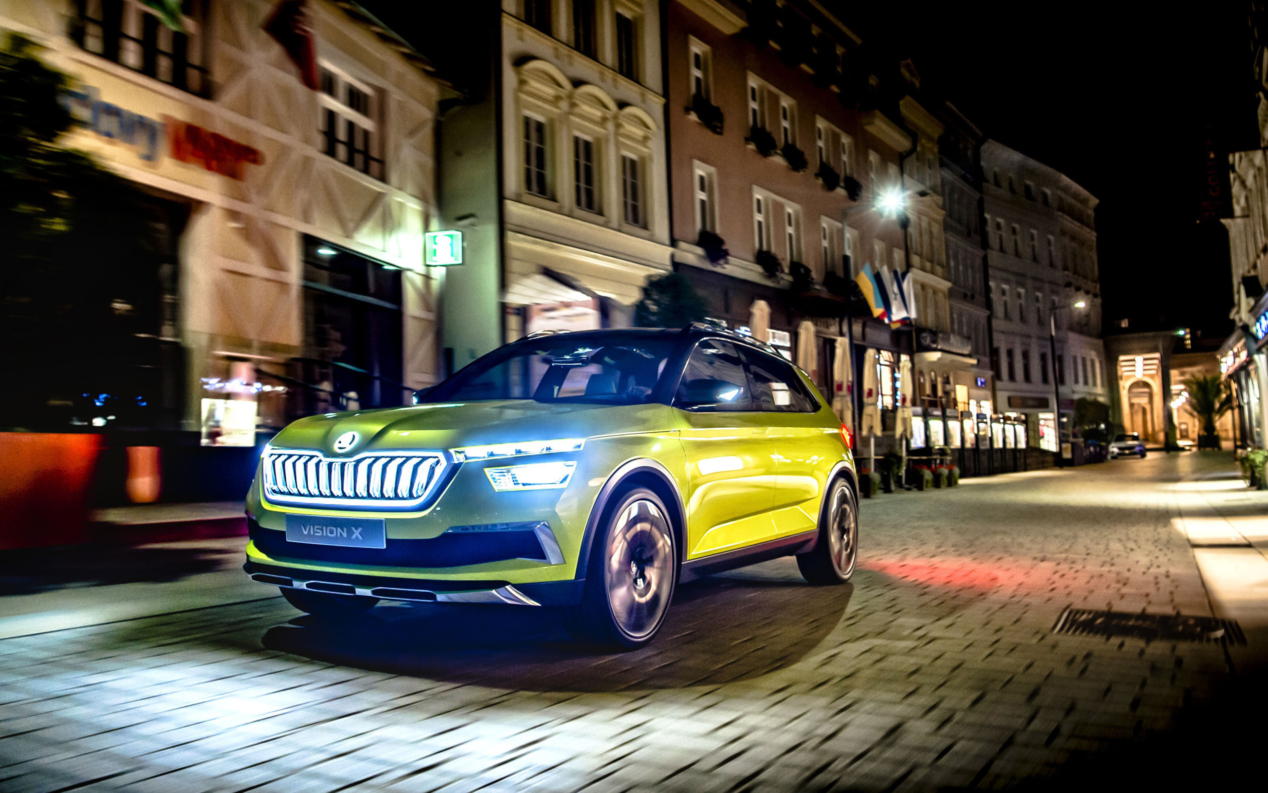 Внедорожник Skoda Vision X 2019 года на улице города