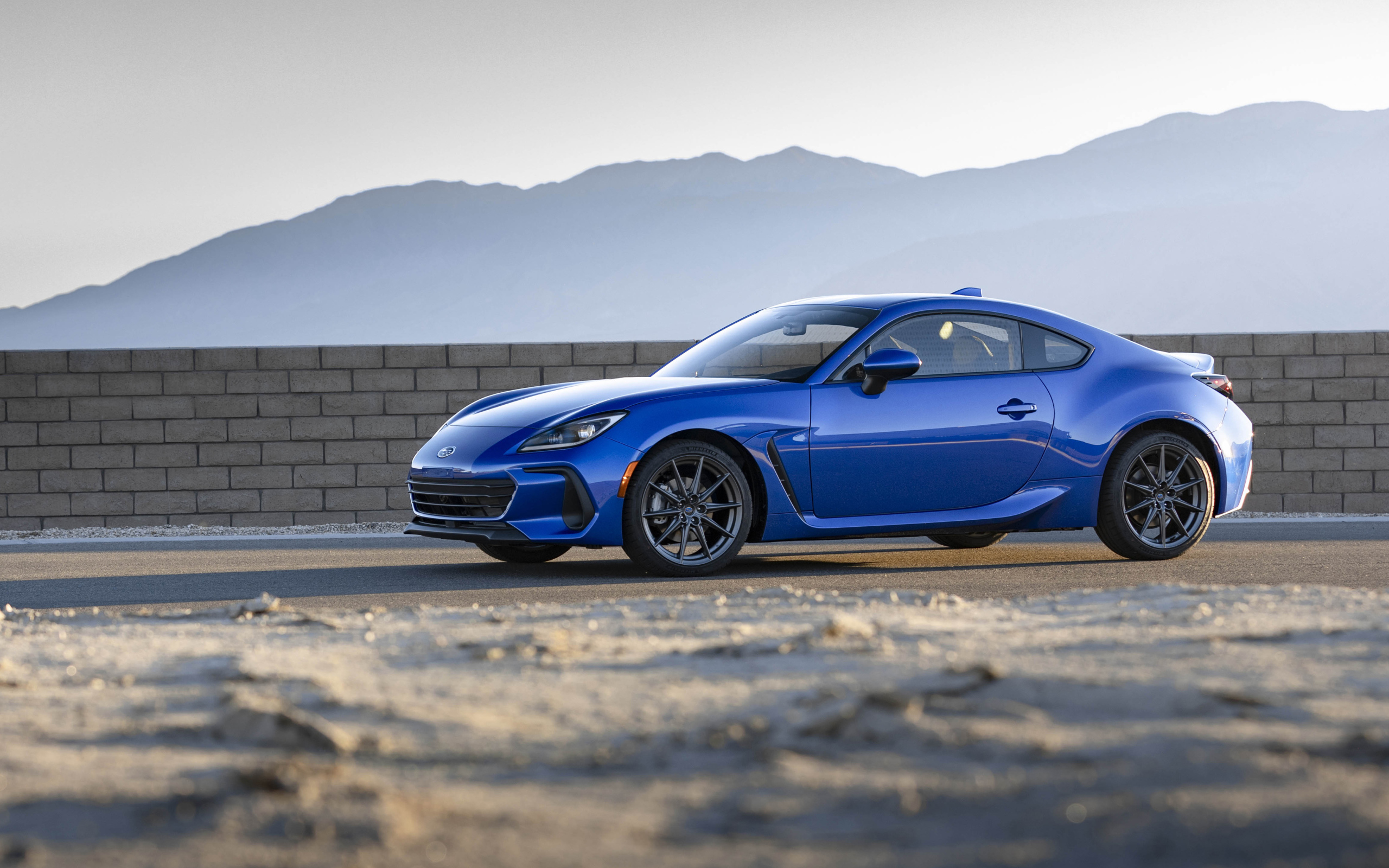 Синий автомобиль Subaru BRZ, 2022 года в лучах солнца