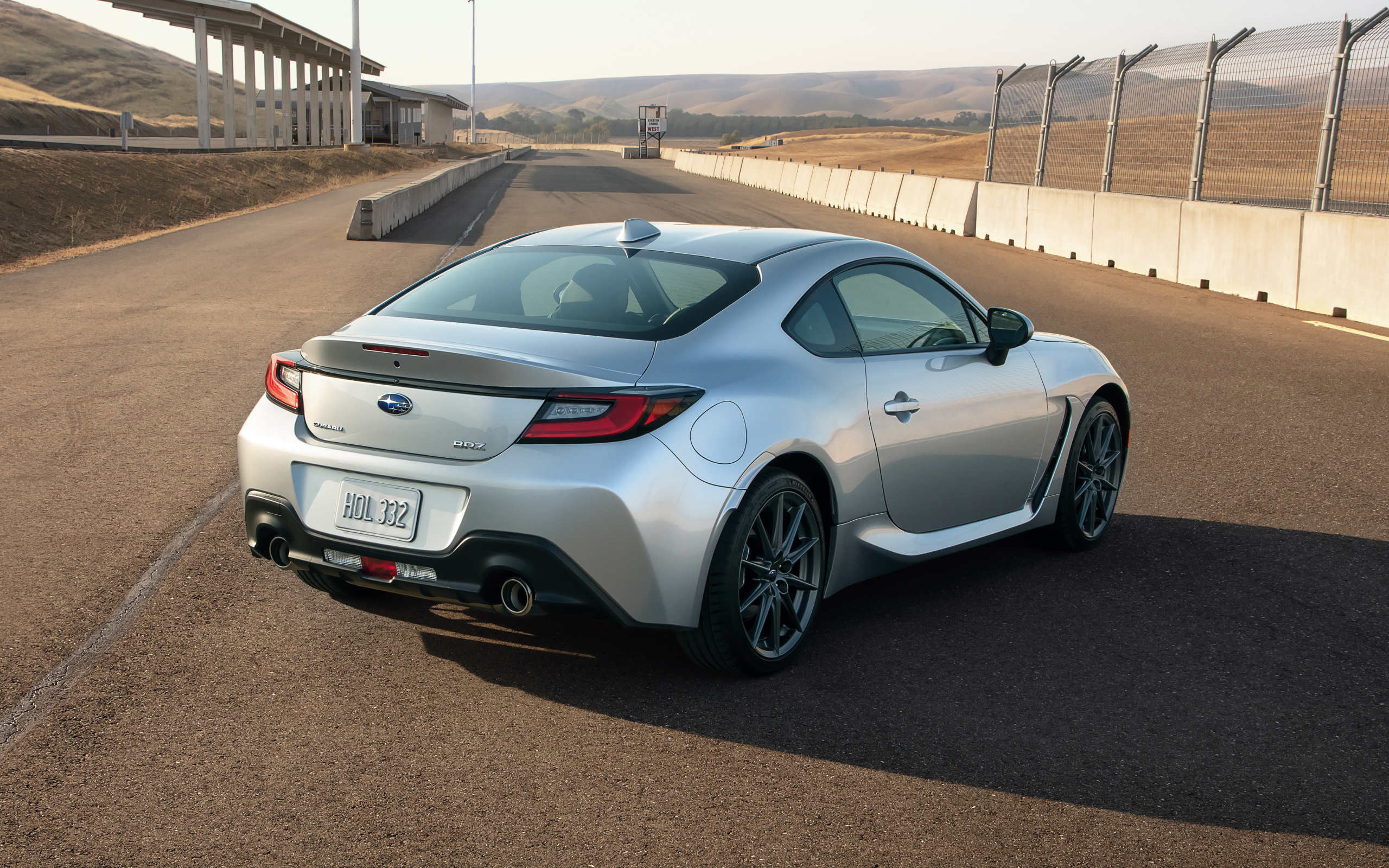 Серебристый автомобиль Subaru BRZ, 2022 года вид сзади