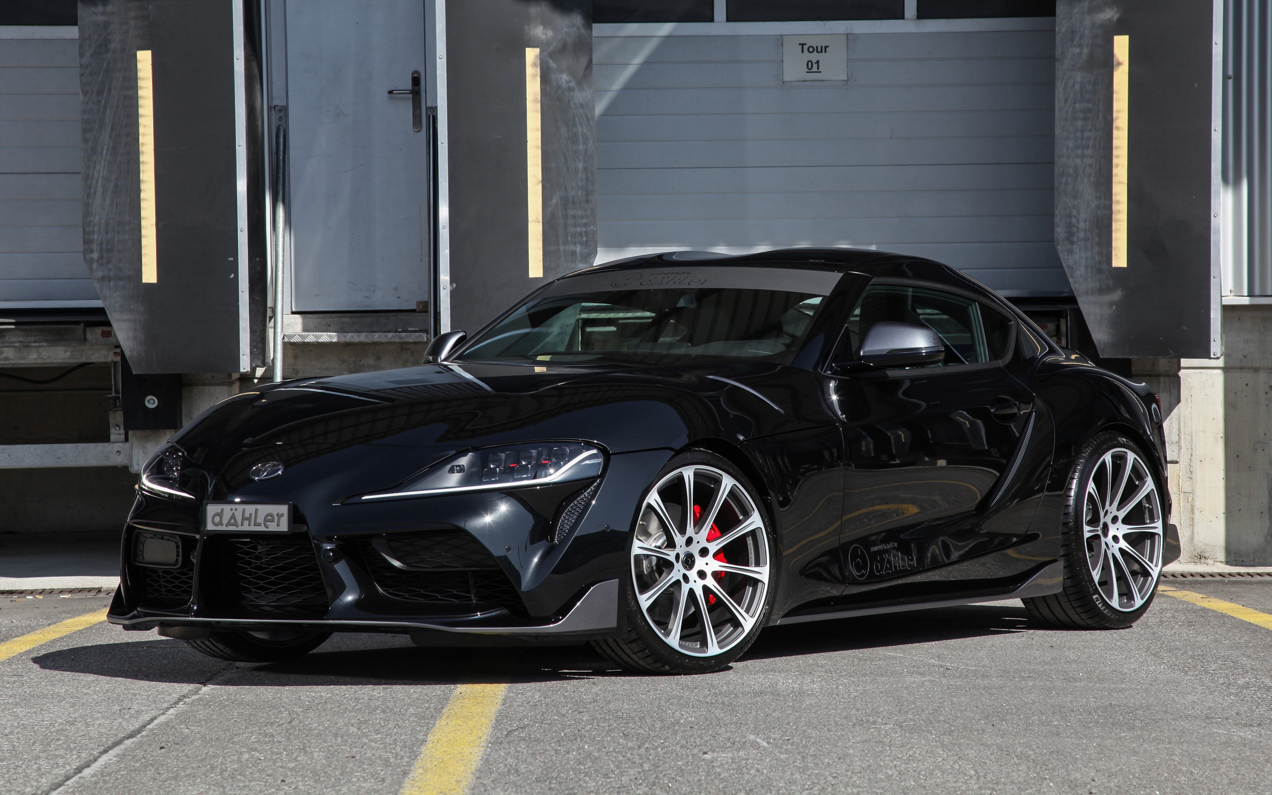 Черный автомобиль Toyota GR Supra 2020 года 