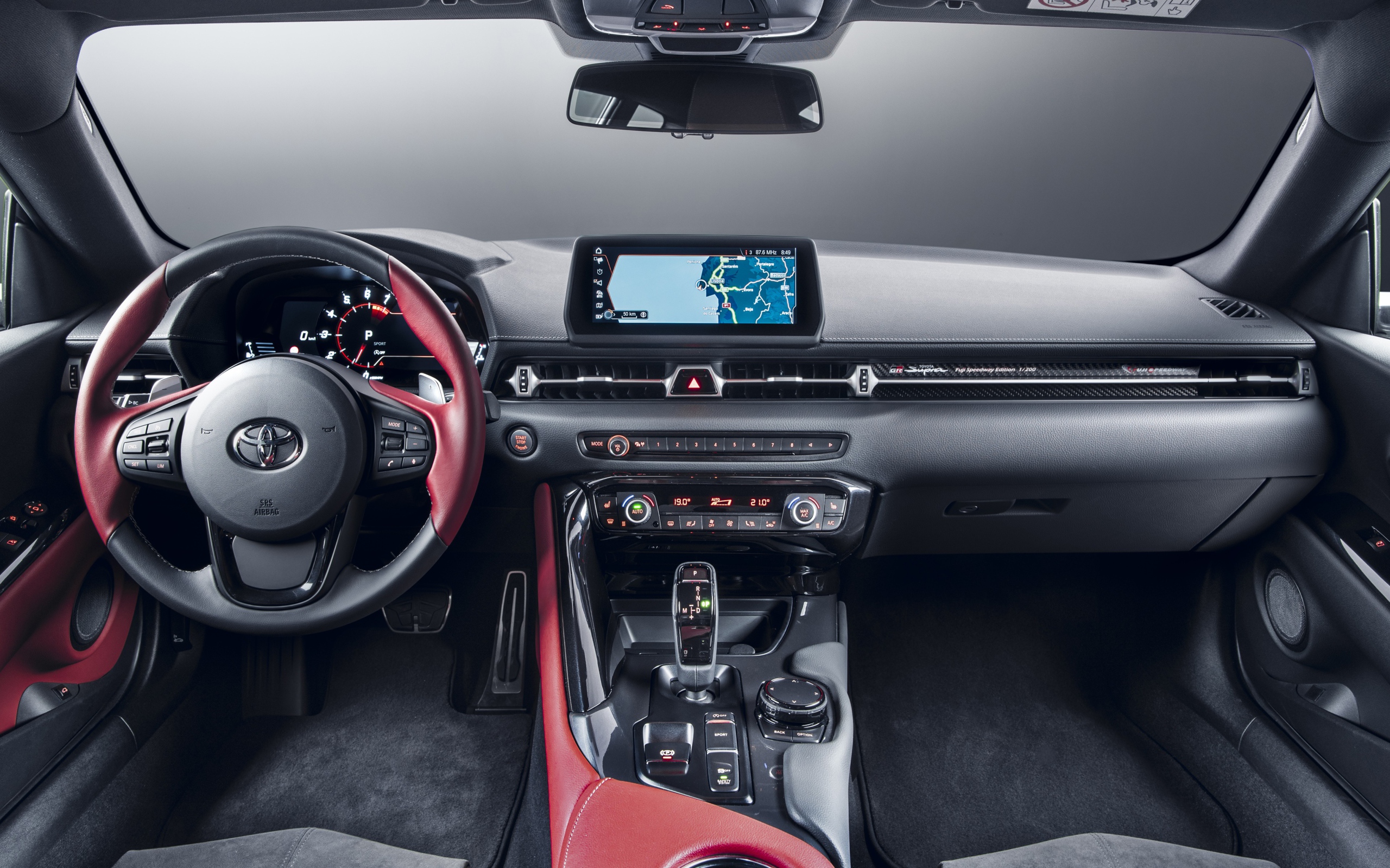 Кожаный салон автомобиля Toyota GR Supra 2L 2020 года