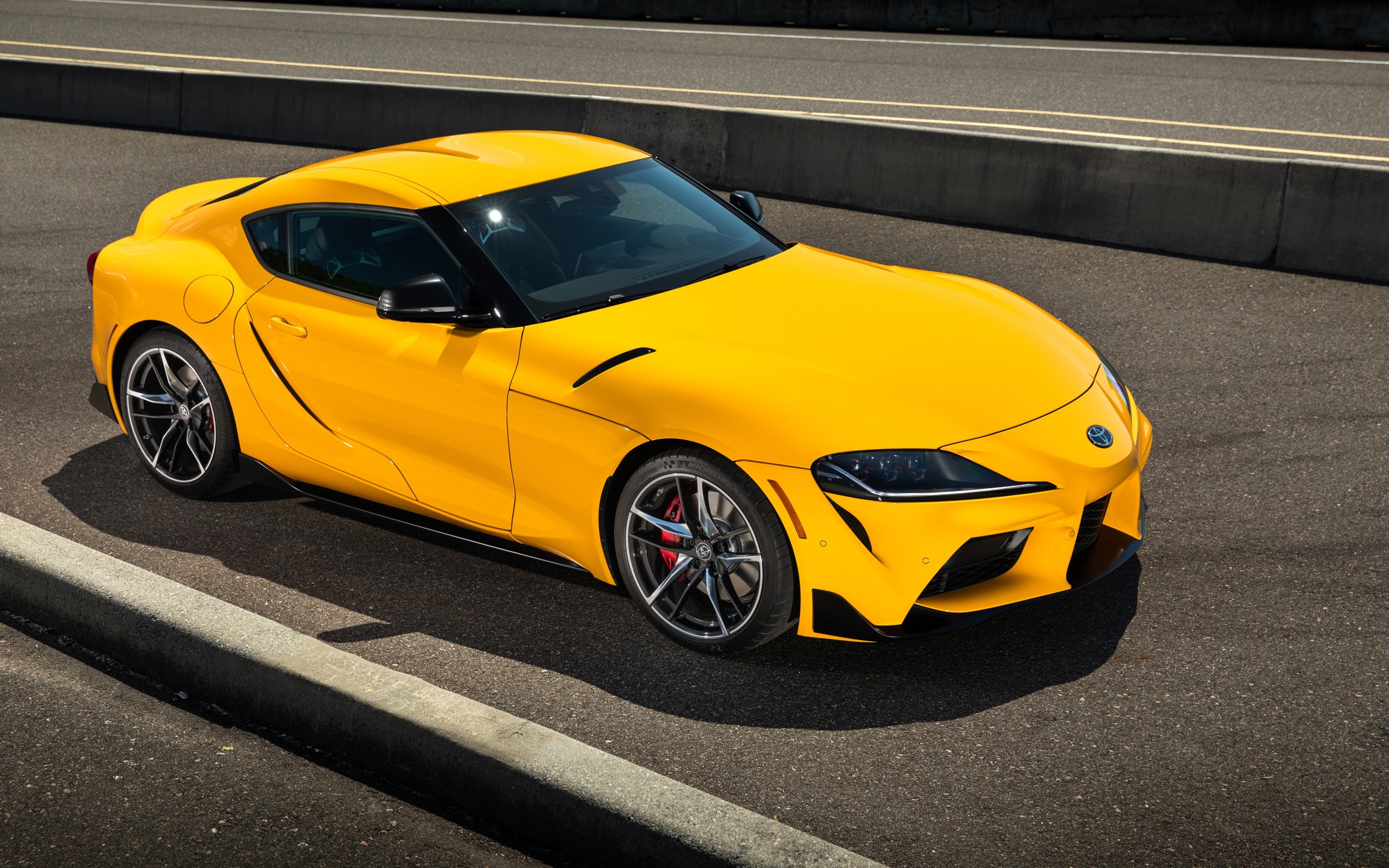 Желтый автомобиль  Toyota GR Supra, 2021 года 