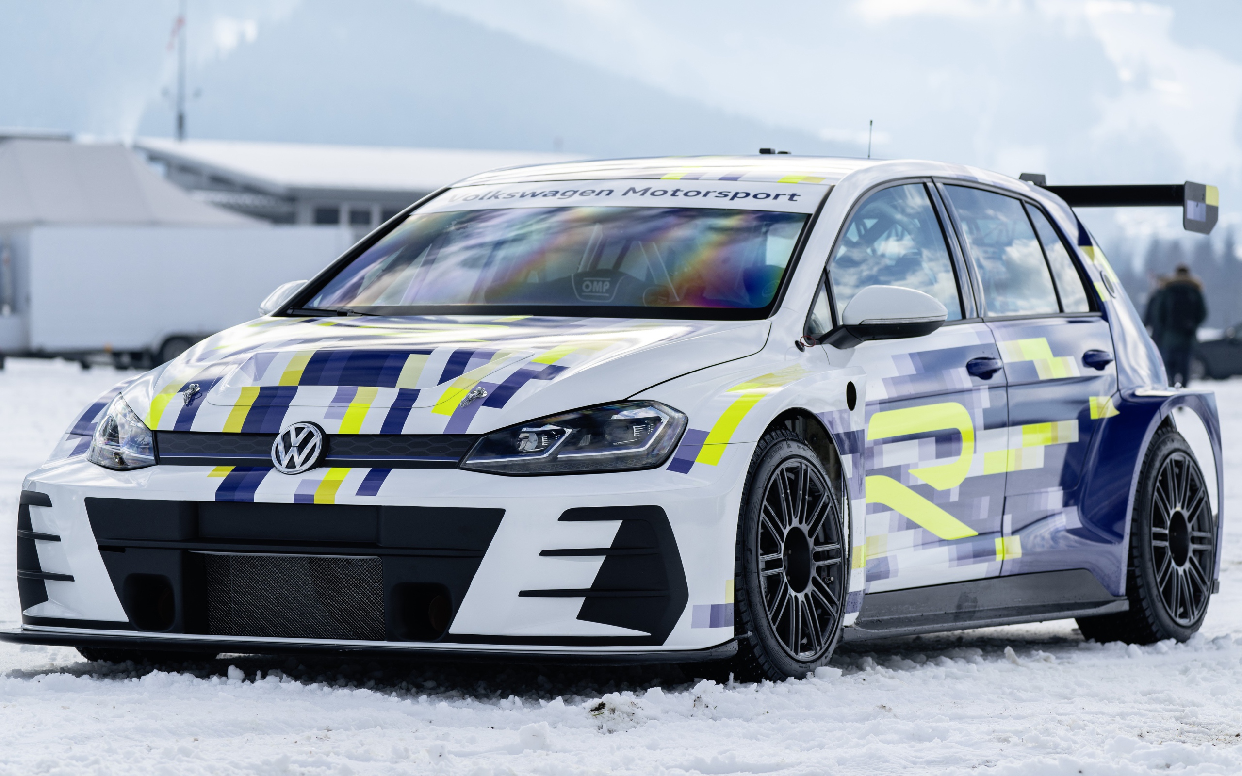 Автомобиль Volkswagen ER1 Concept 2020 года на снегу