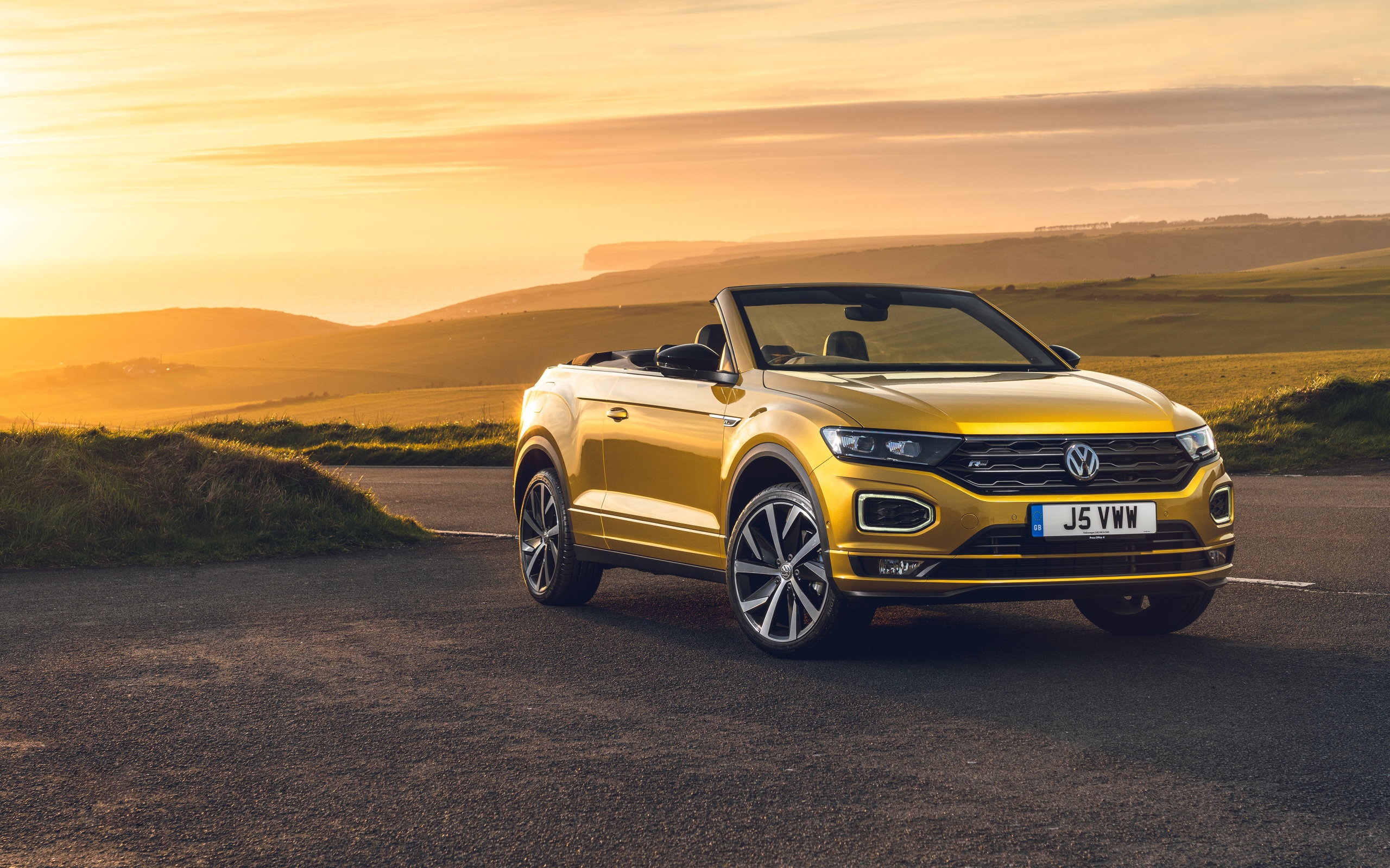 Автомобиль Volkswagen T-Roc Cabriolet R-Line 2020 года на фоне заката