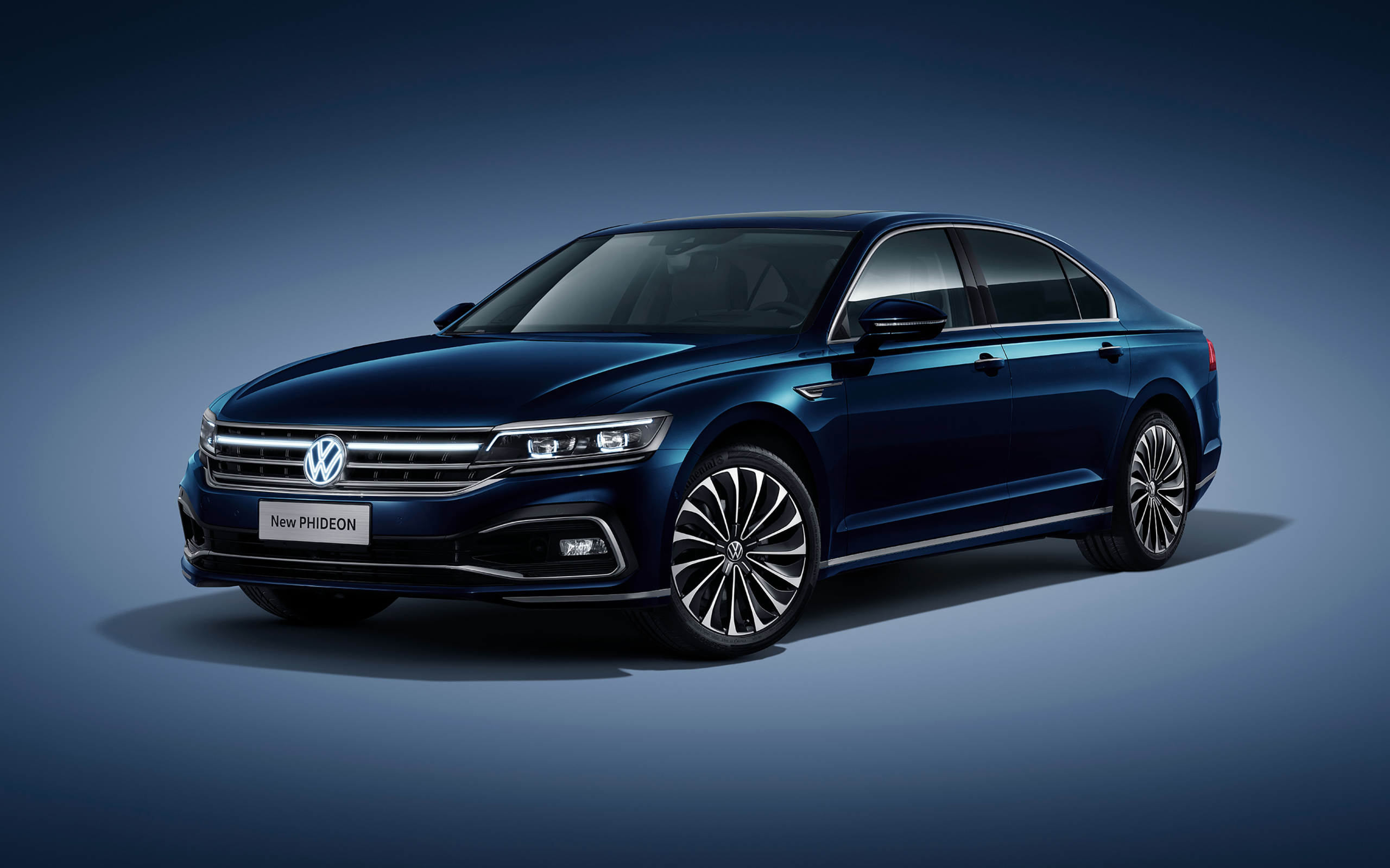 Стильный автомобиль Volkswagen Phideon 2021 года на сером фоне