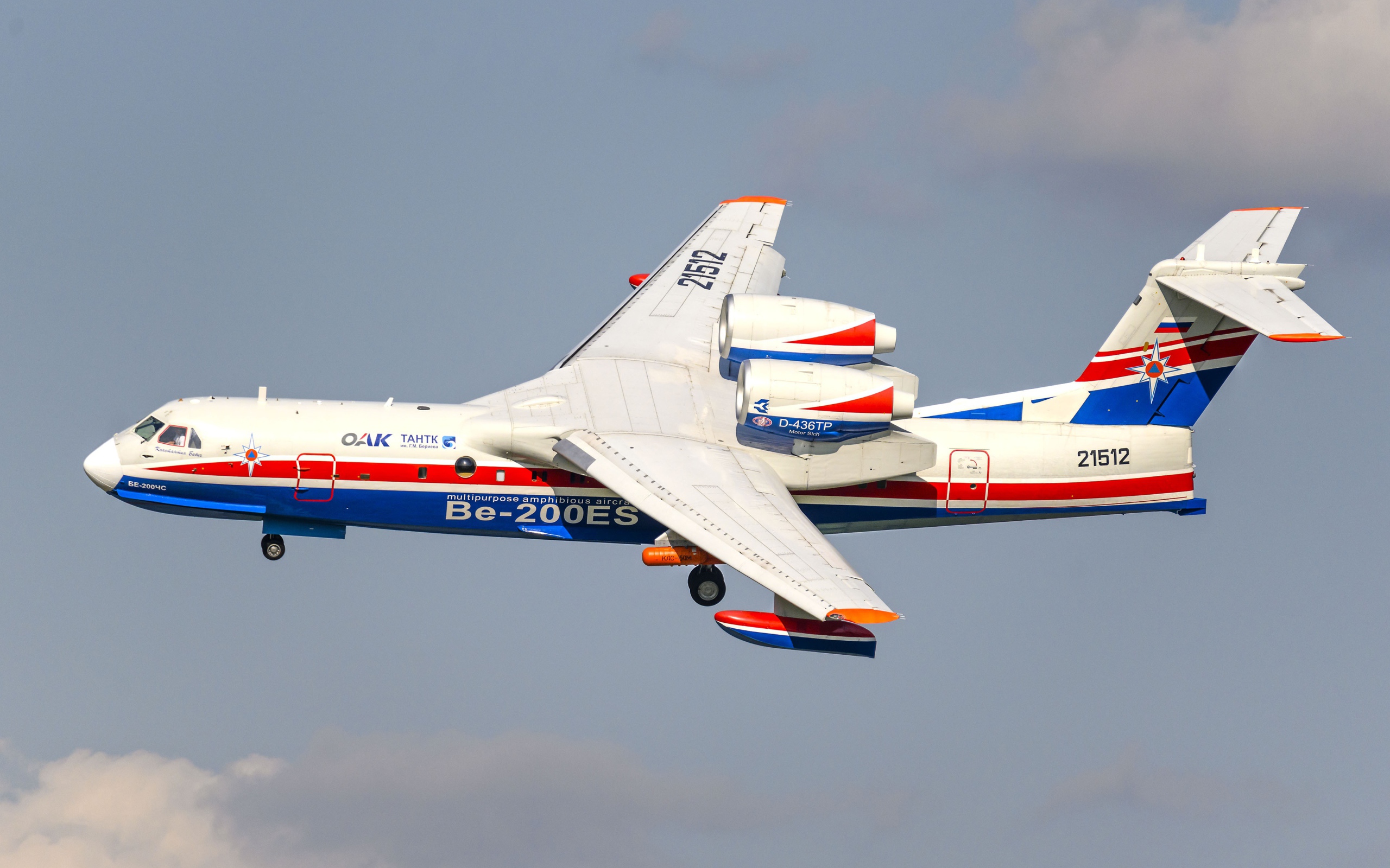 Транспортный самолет Be-200ES совершает полет 