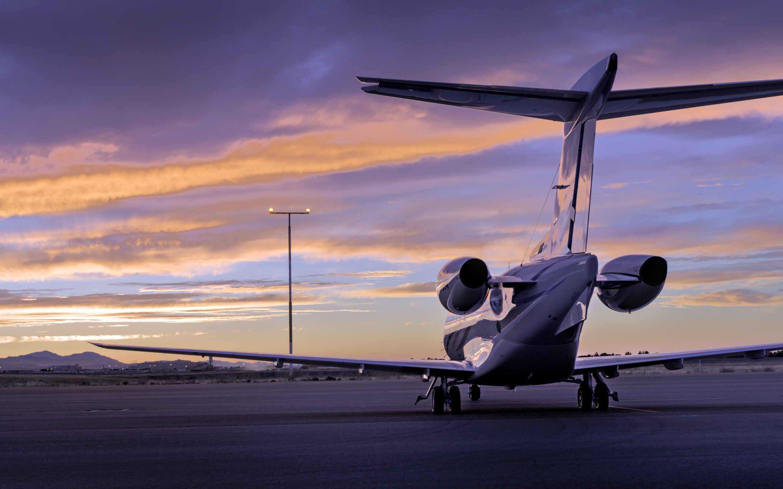 Большой самолет стоит на взлетной полосе  вид сзади