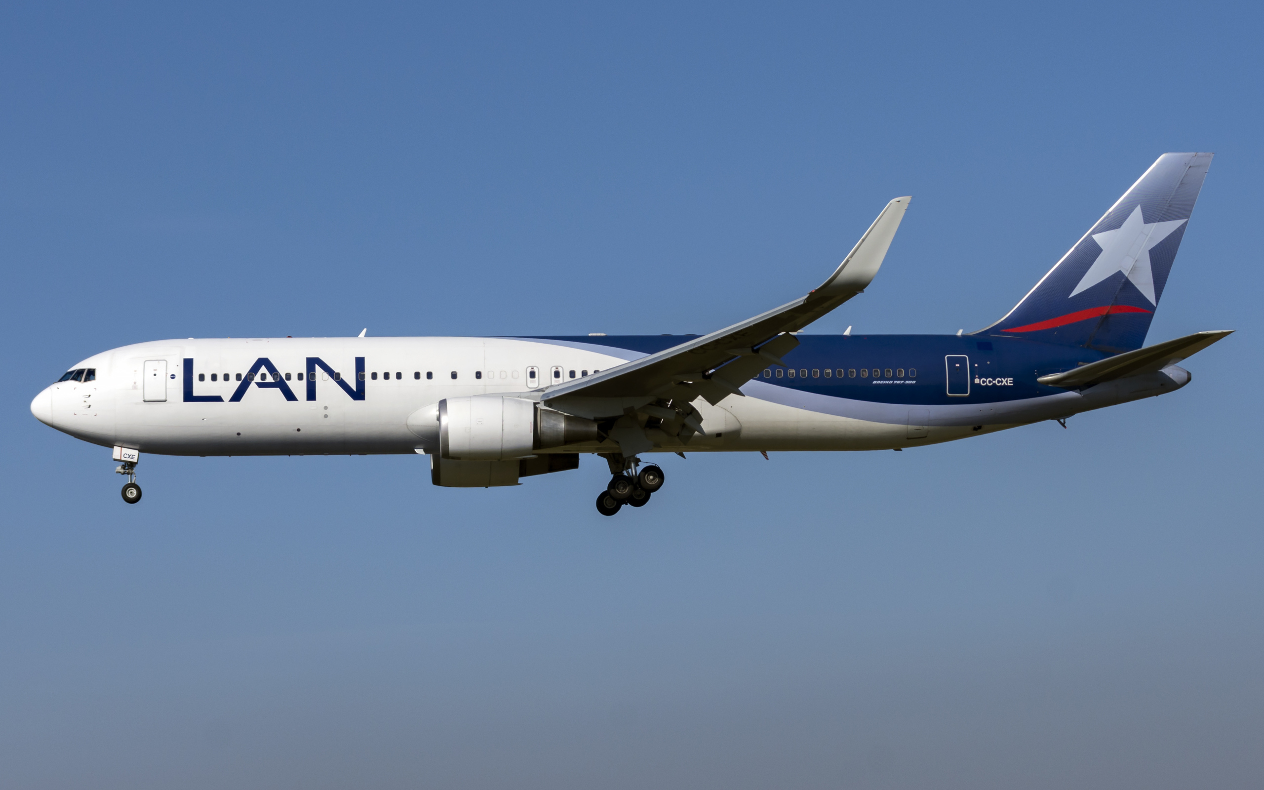 Пассажирский Boeing 767-300W авиакомпании  LATAM в небе