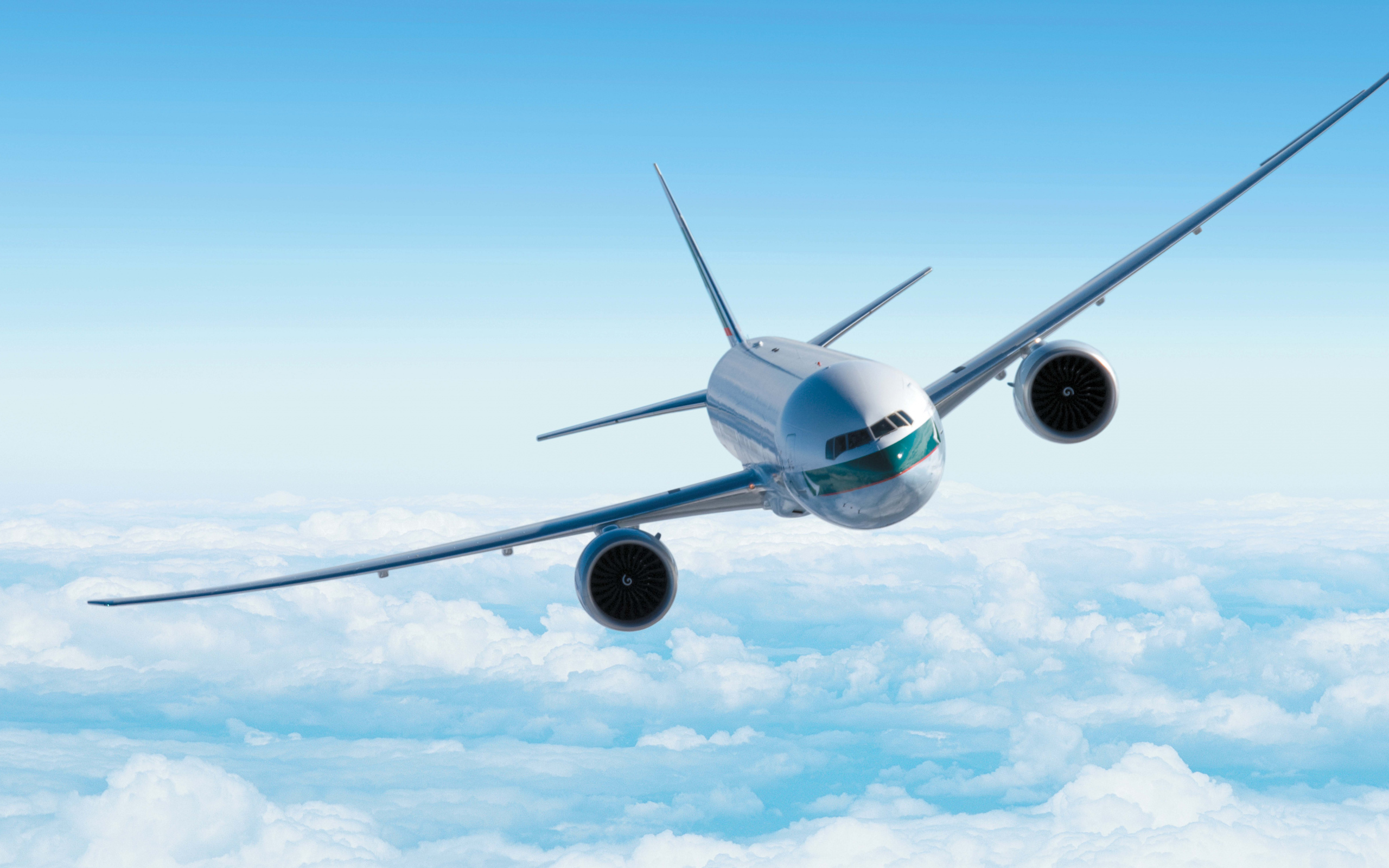 Пассажирский Аэробус а380 летит над облаками