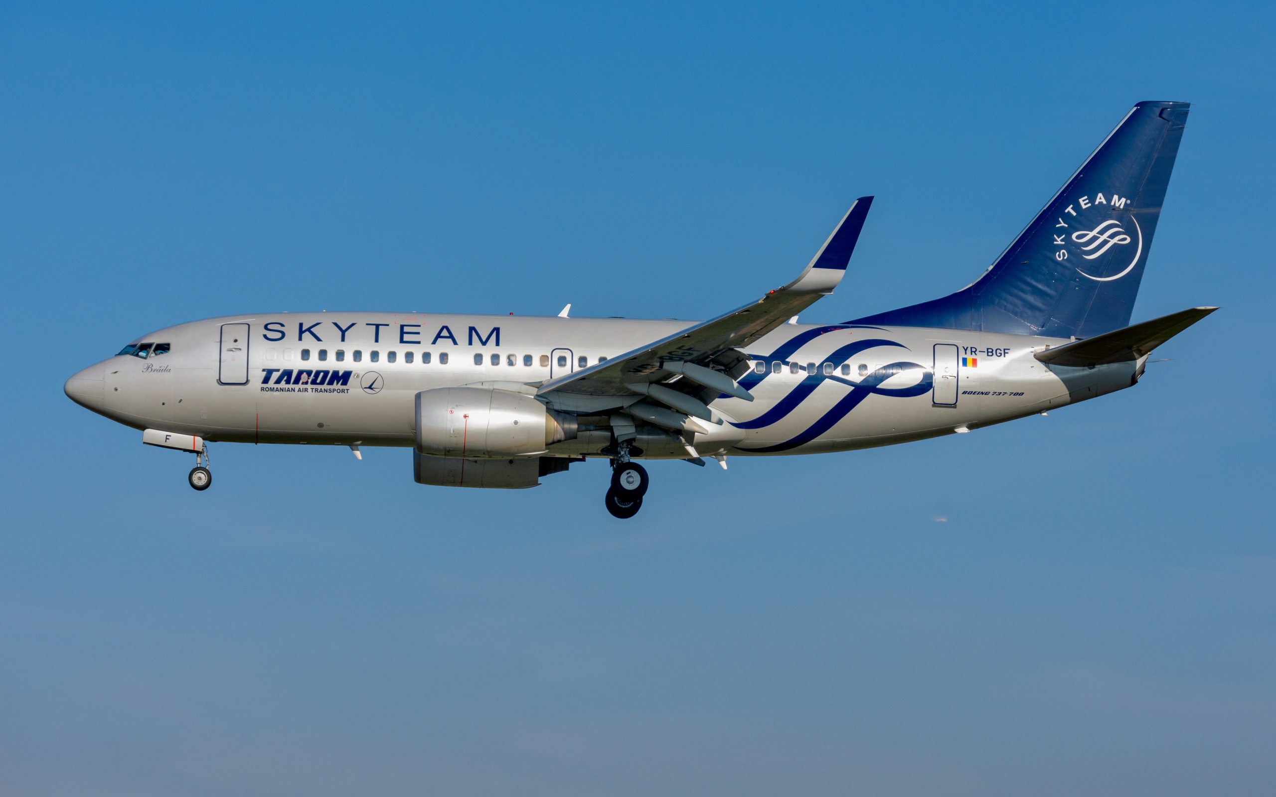 Пассажирский  Boeing 737-700W  авиакомпании TAROM Romanian в небе 