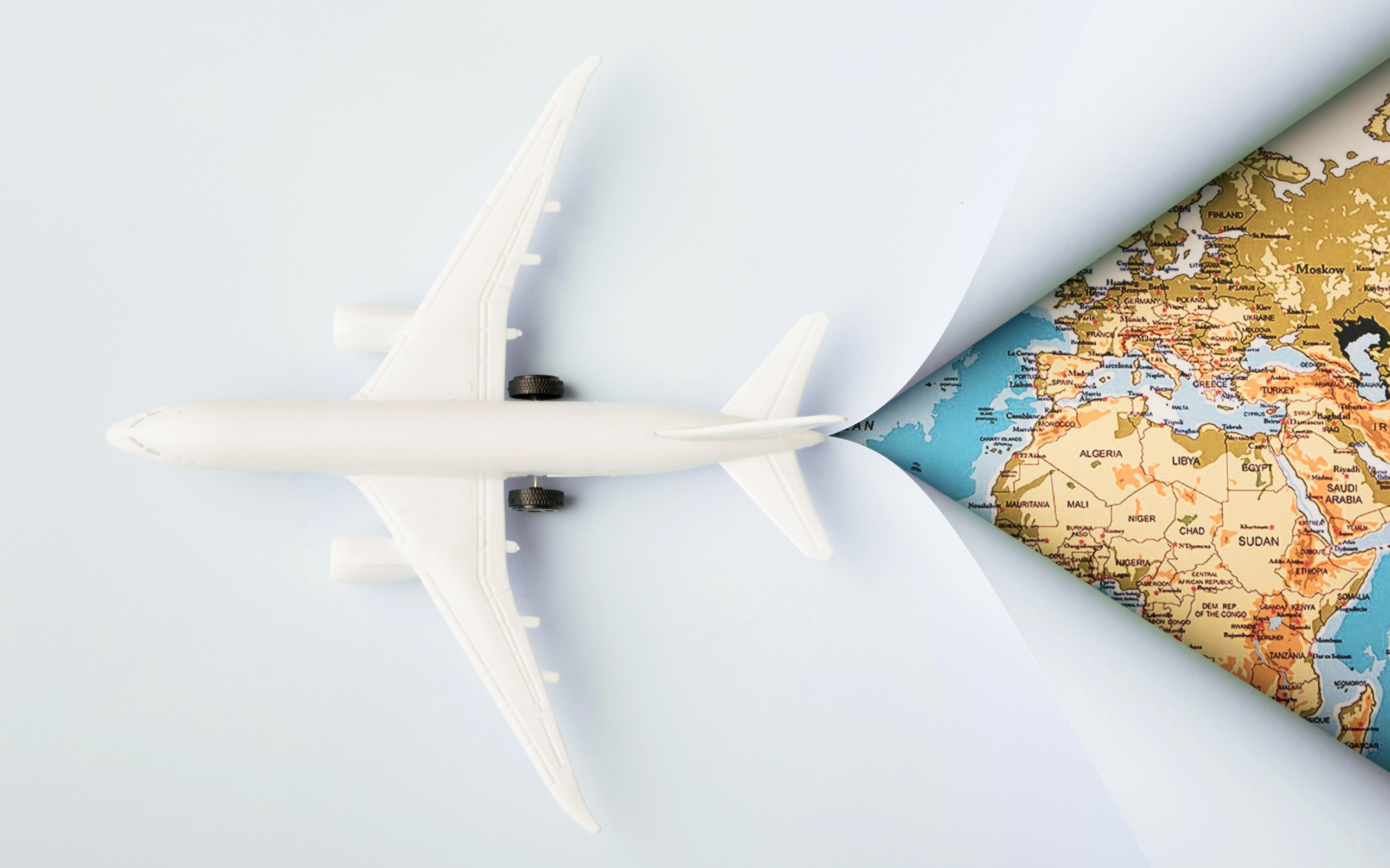 Белый самолет на карте 