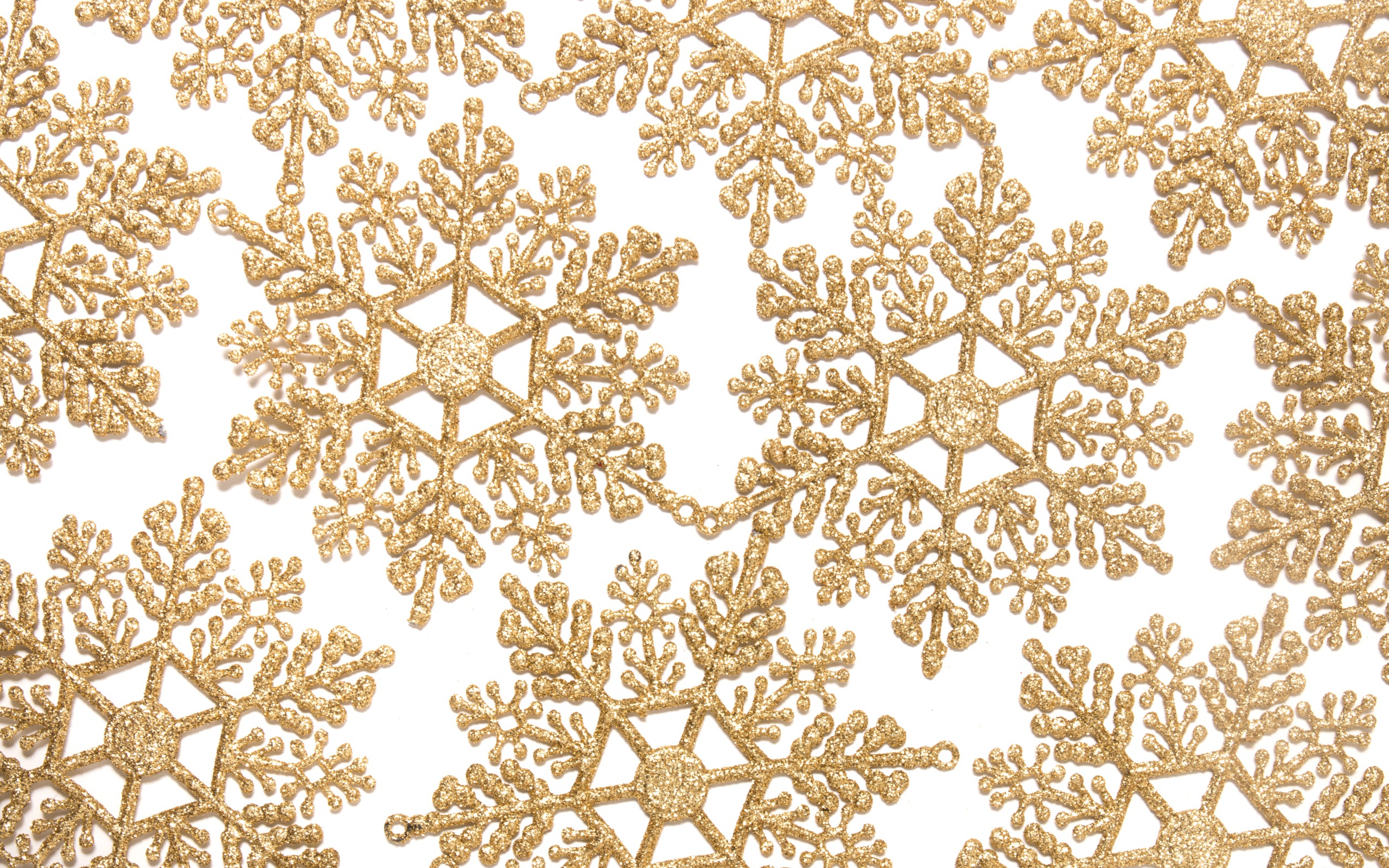 Золотистые снежинки на бежевом фоне 