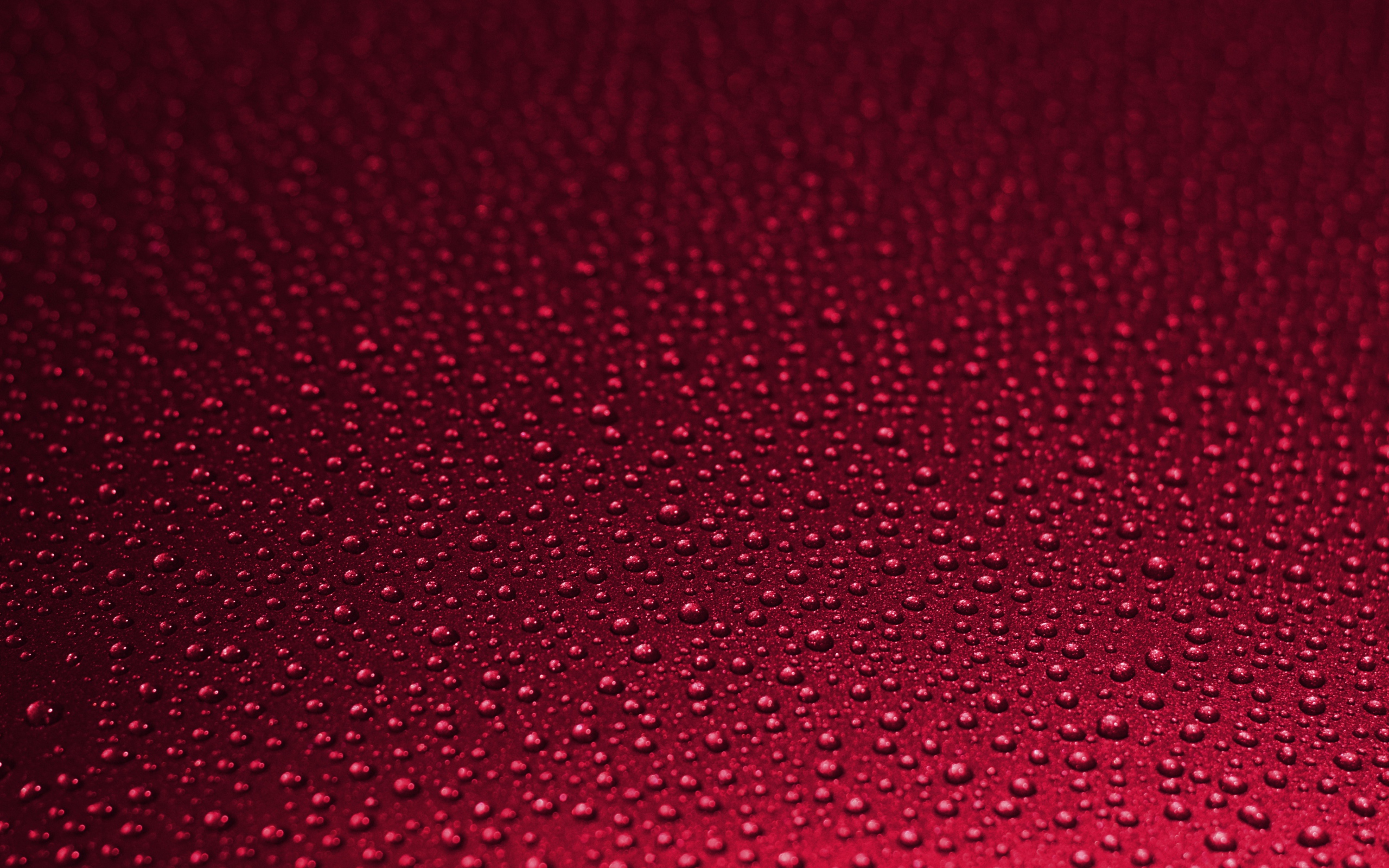 Красный фон с каплями воды 