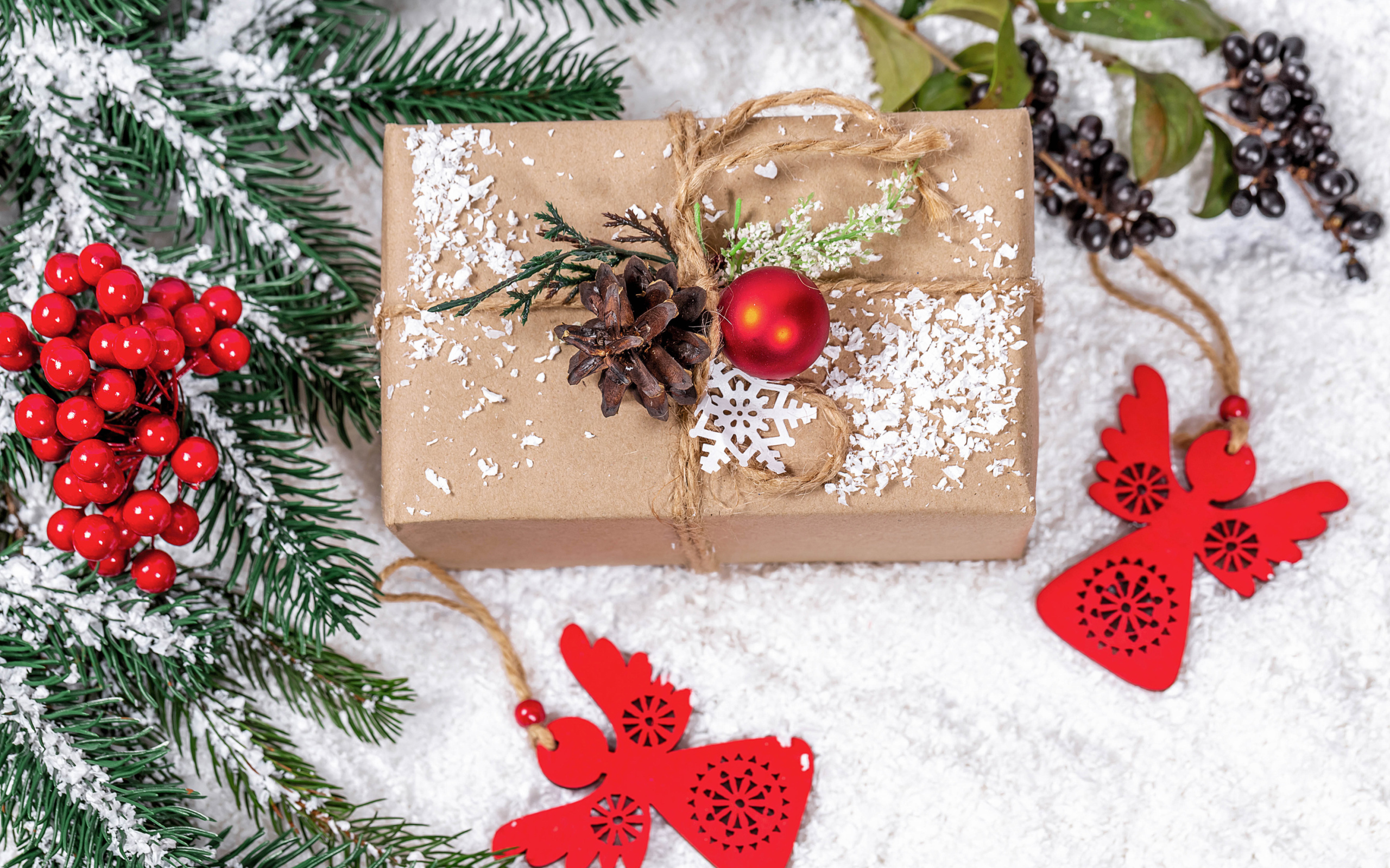 Подарок с еловой веткой и декором на Рождество 