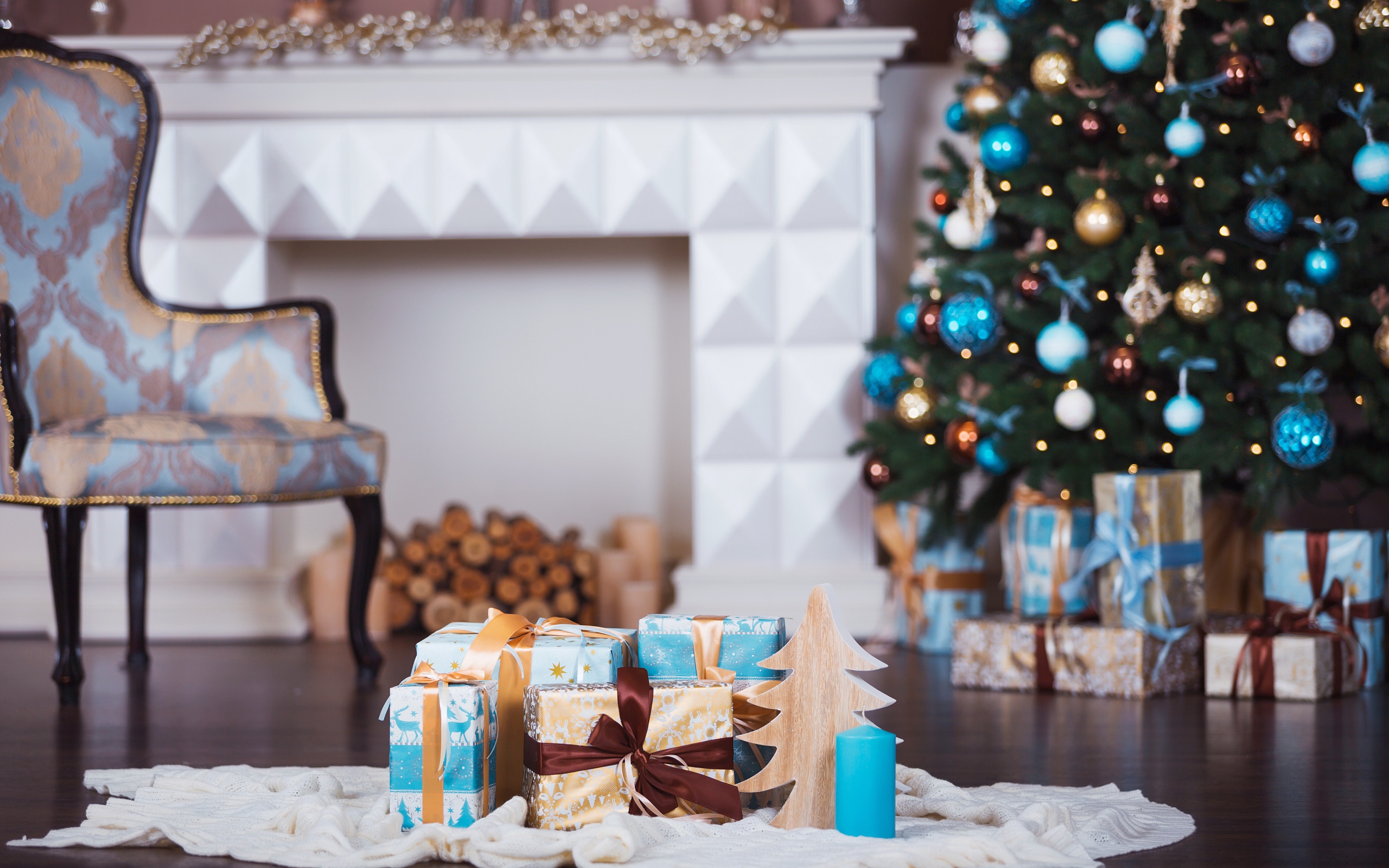 Рождественская ель с подарками у камина 