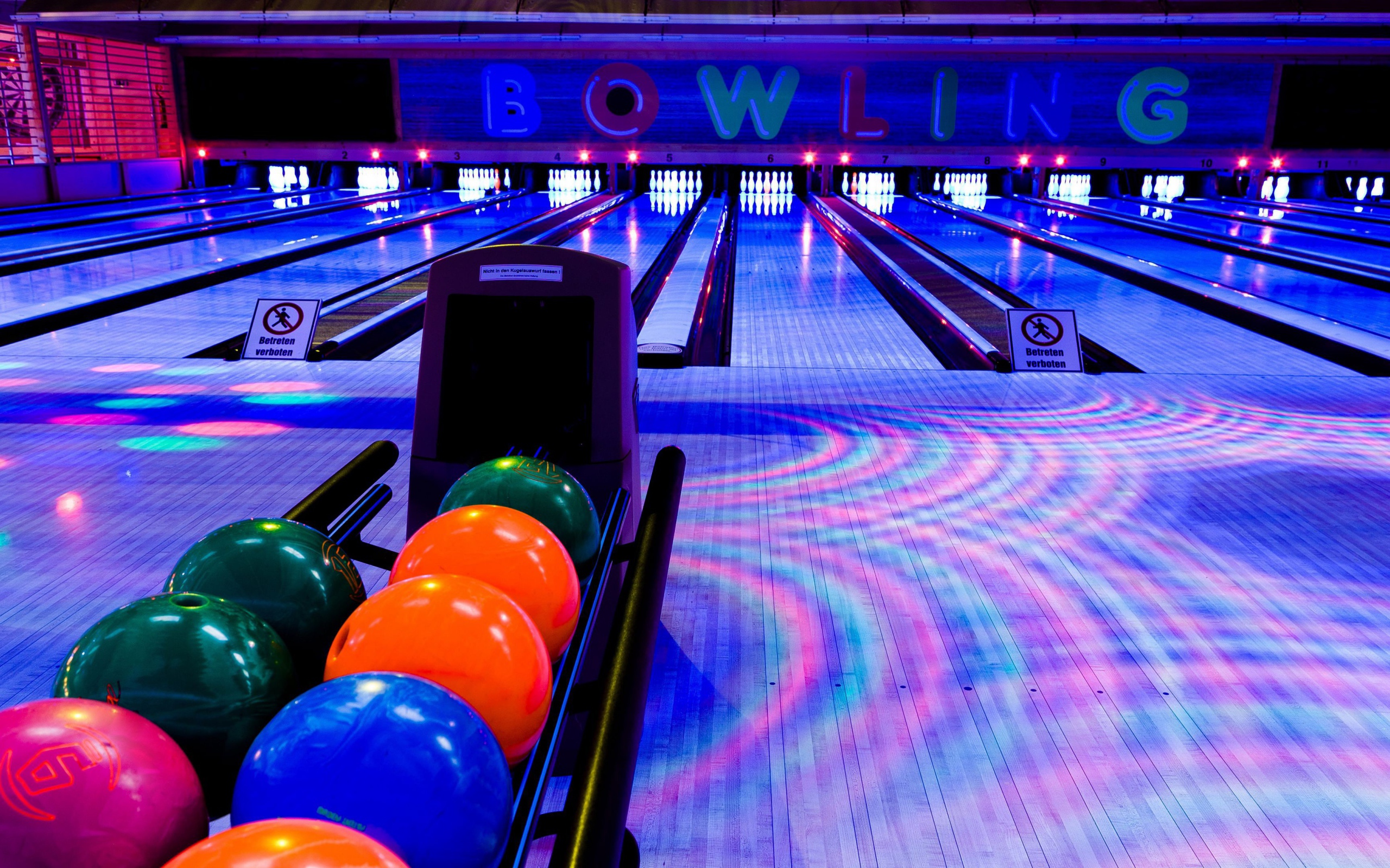 Шары и дорожки в боулинг клубе 