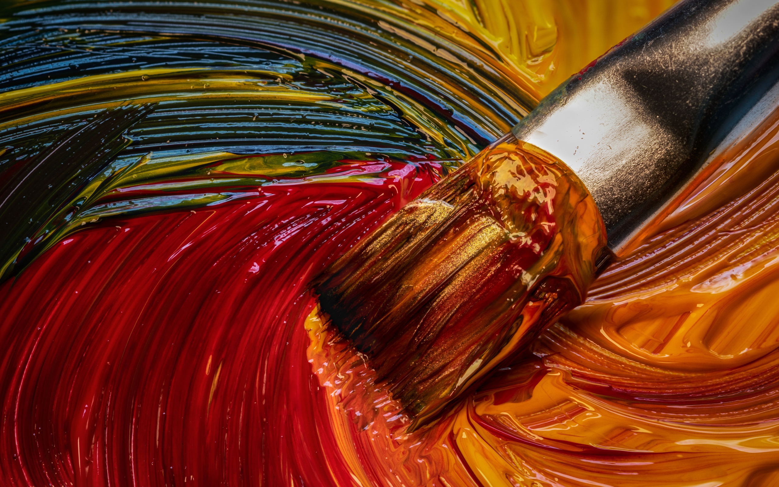 Кисть смешивает краски в палитре 