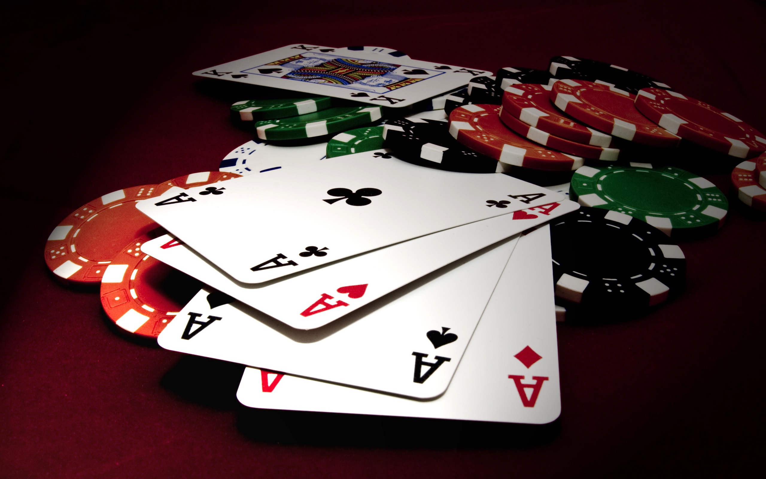 Карты и фишки для игры в  покер