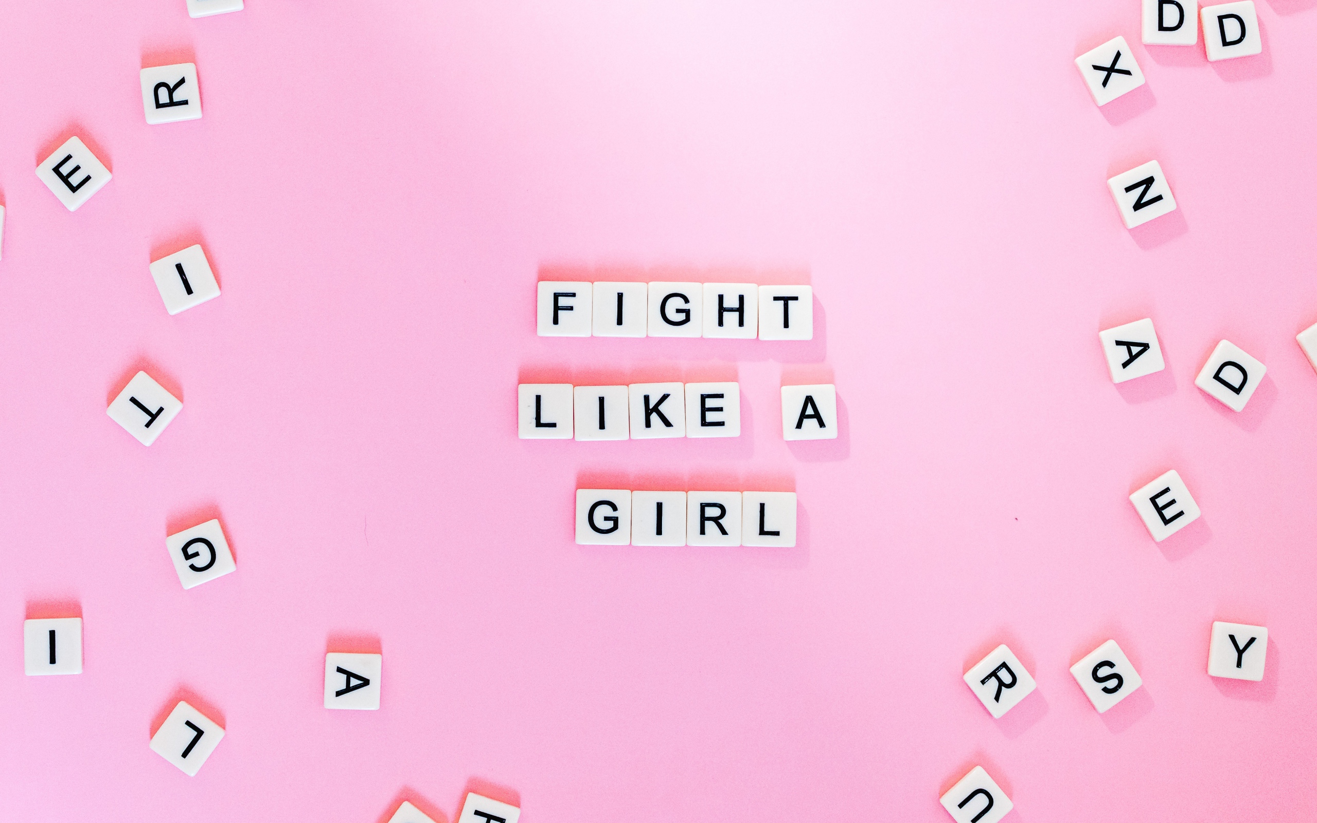 Кубики с надписью Fight like a Girl на розовом фоне