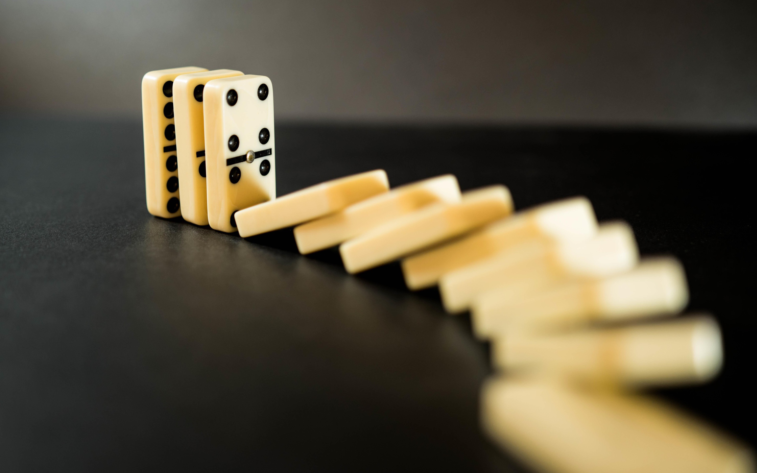 Кости для игры в домино на черном столе