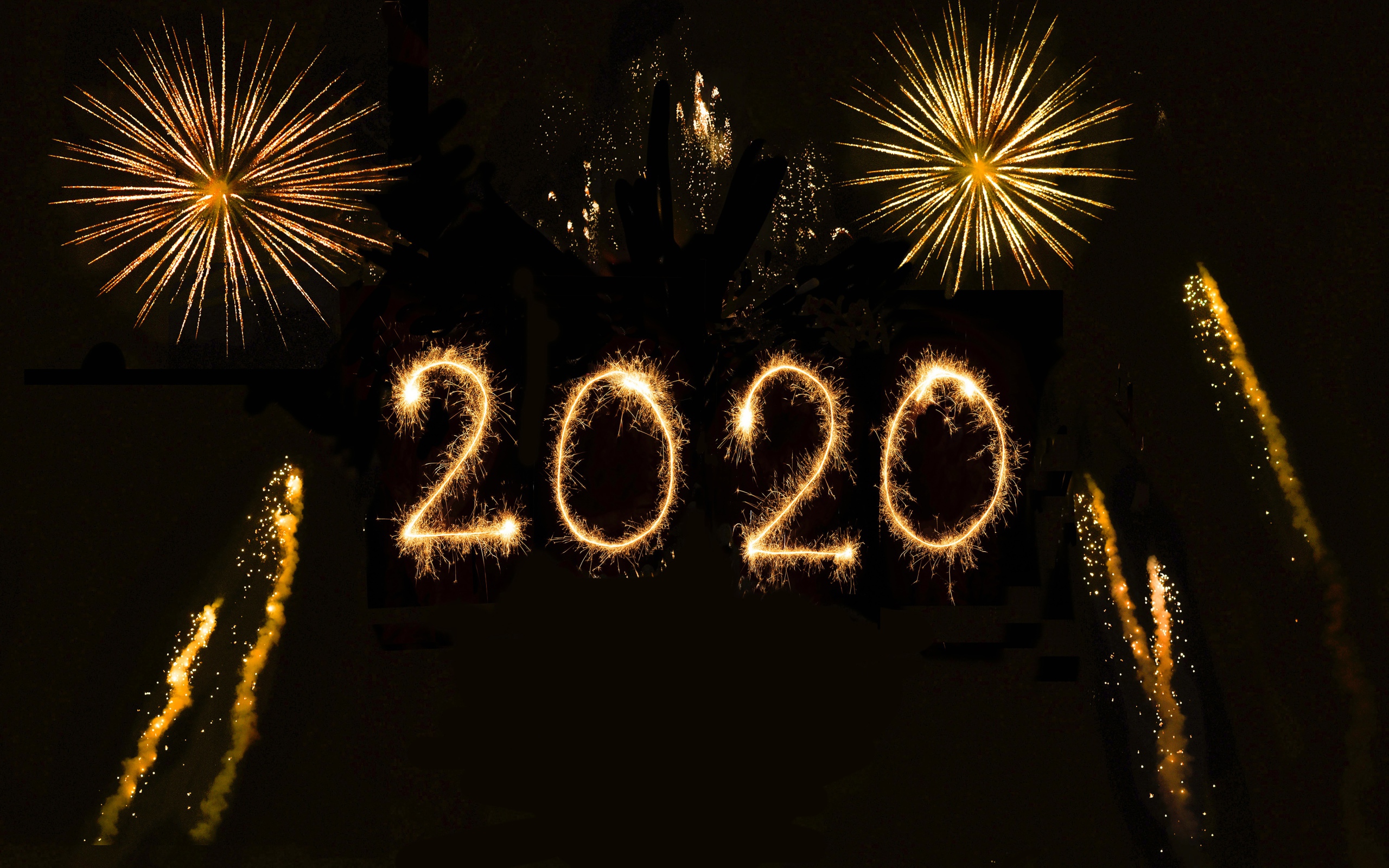 Цифры 2020 и салют на черном фоне