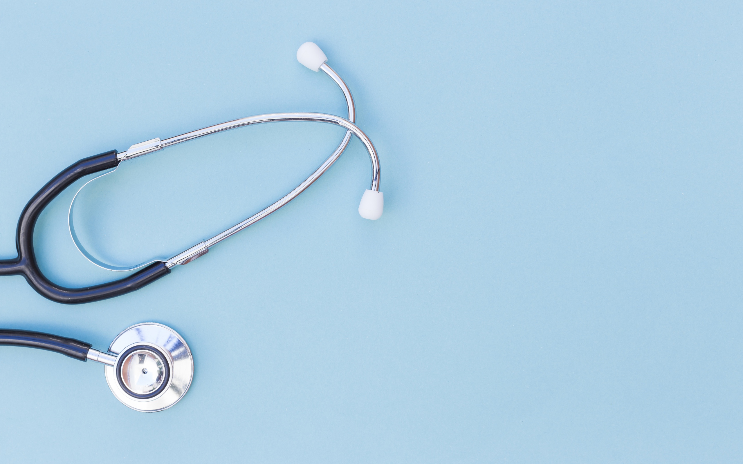 Фонендоскоп врача на голубом фоне