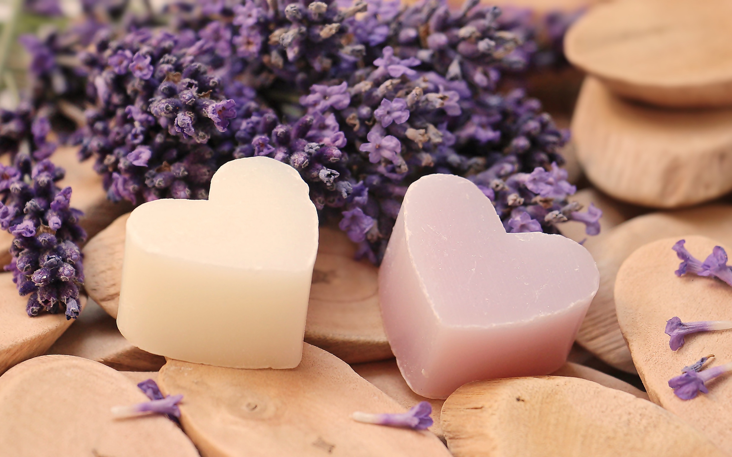 Мыло в форме сердца на столе с цветами лаванды