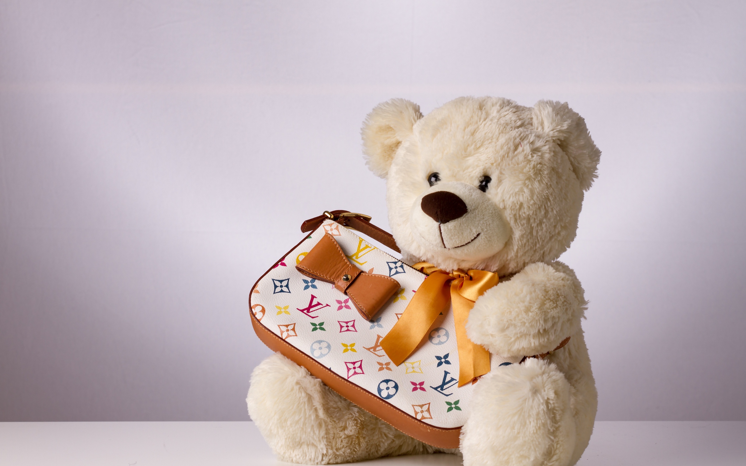 Белый плюшевый медведь с сумочкой