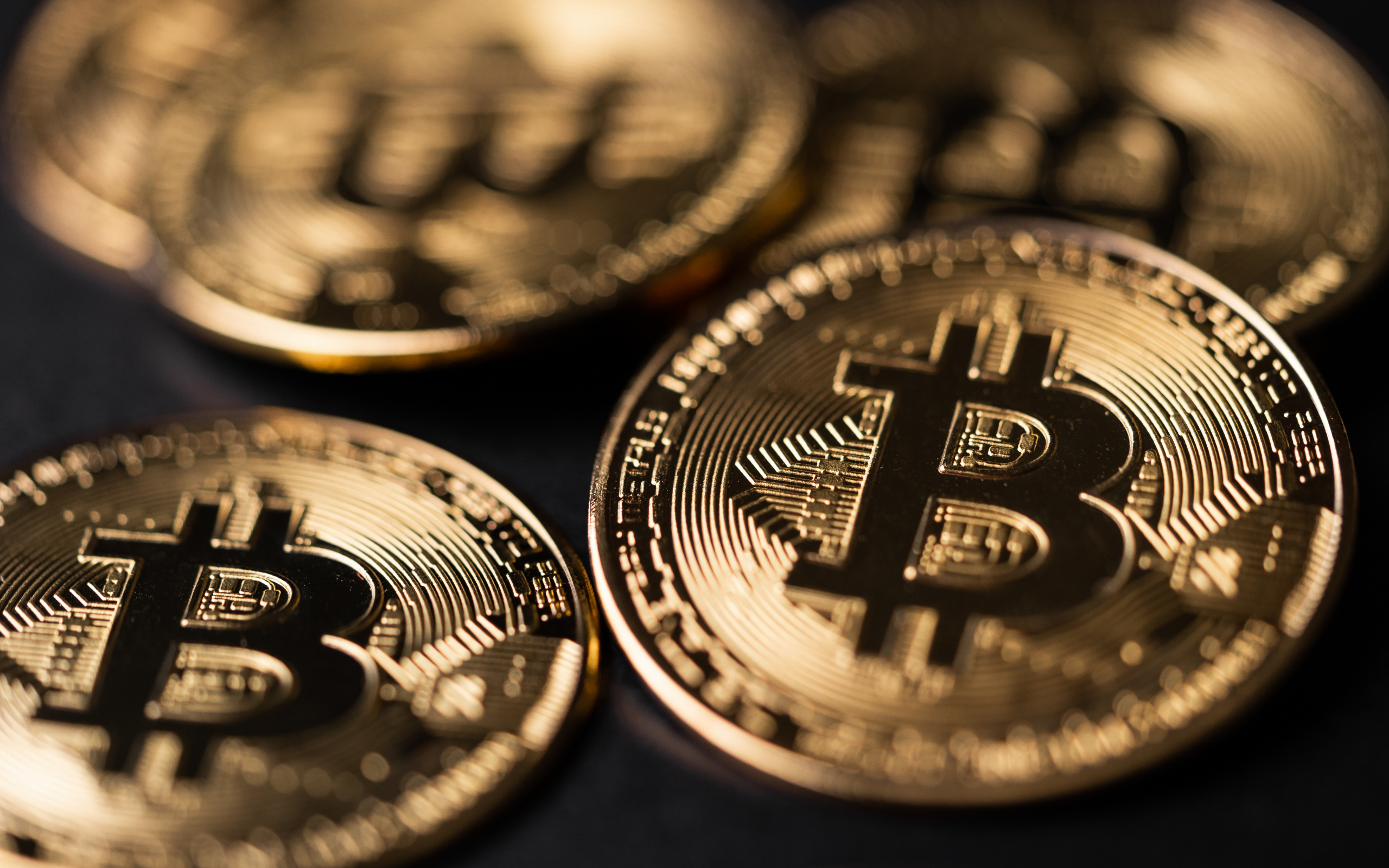 Золотые монеты биткоин крупным планом