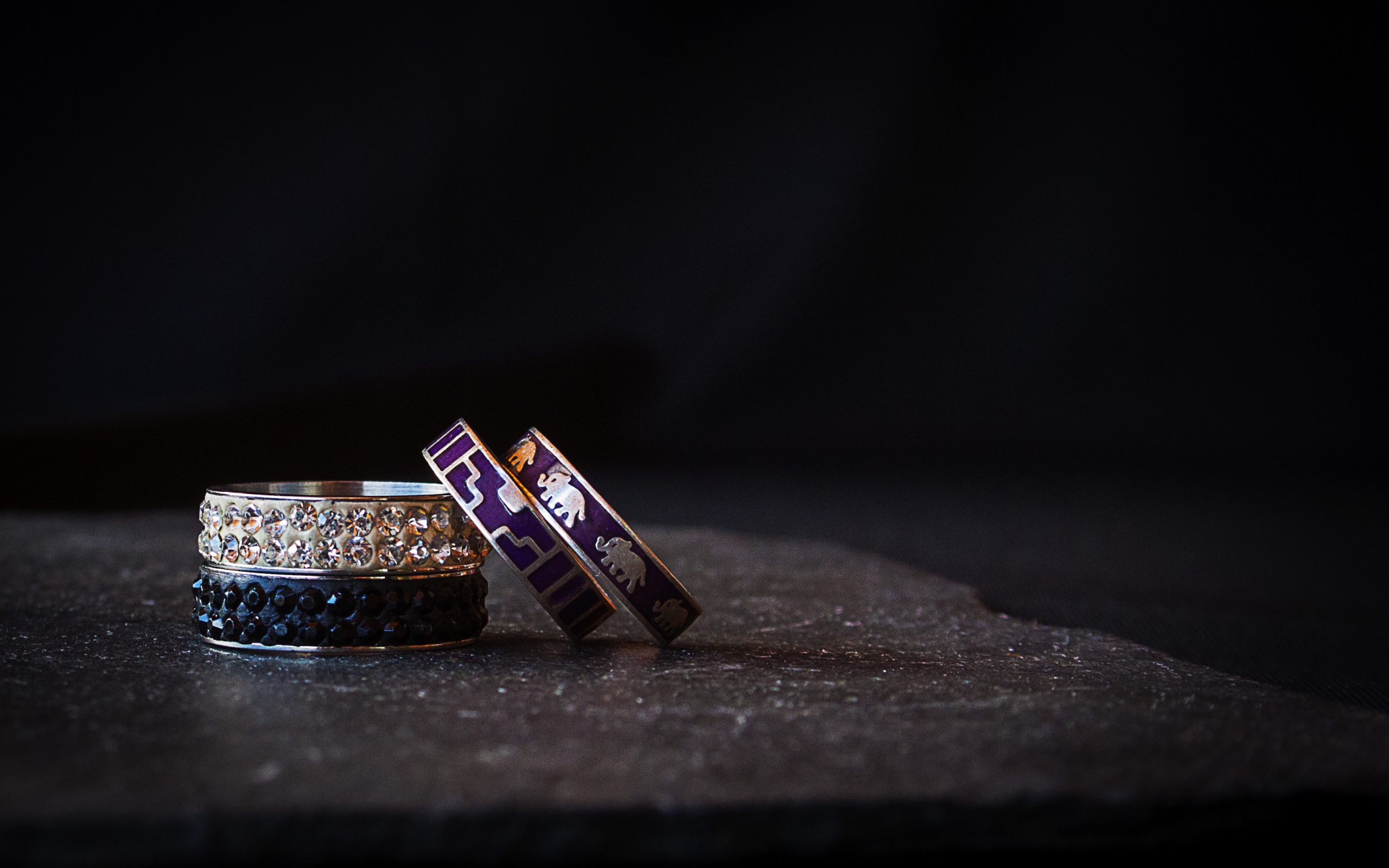 Драгоценные кольца на черном фоне 