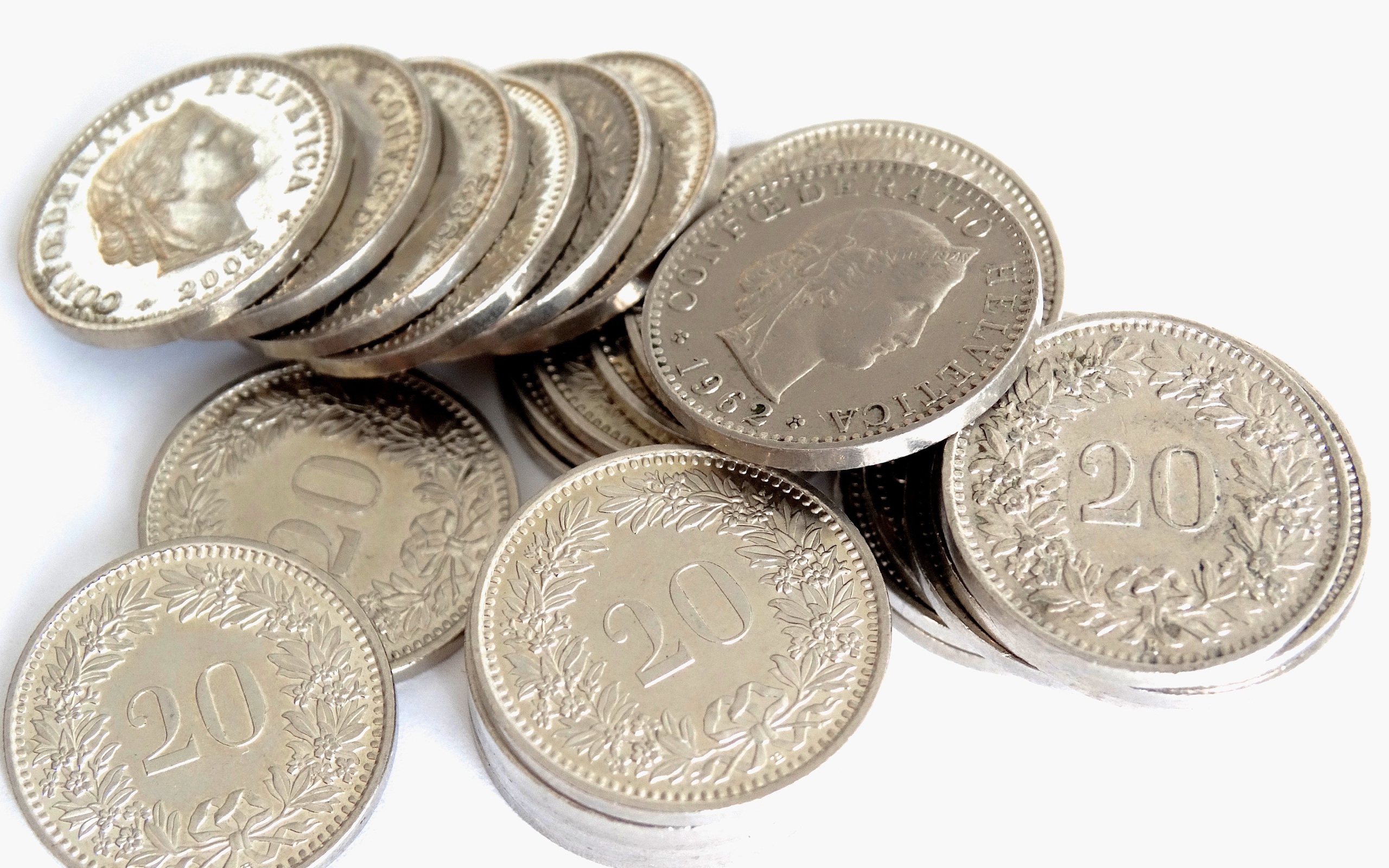 Много монет на белом фоне