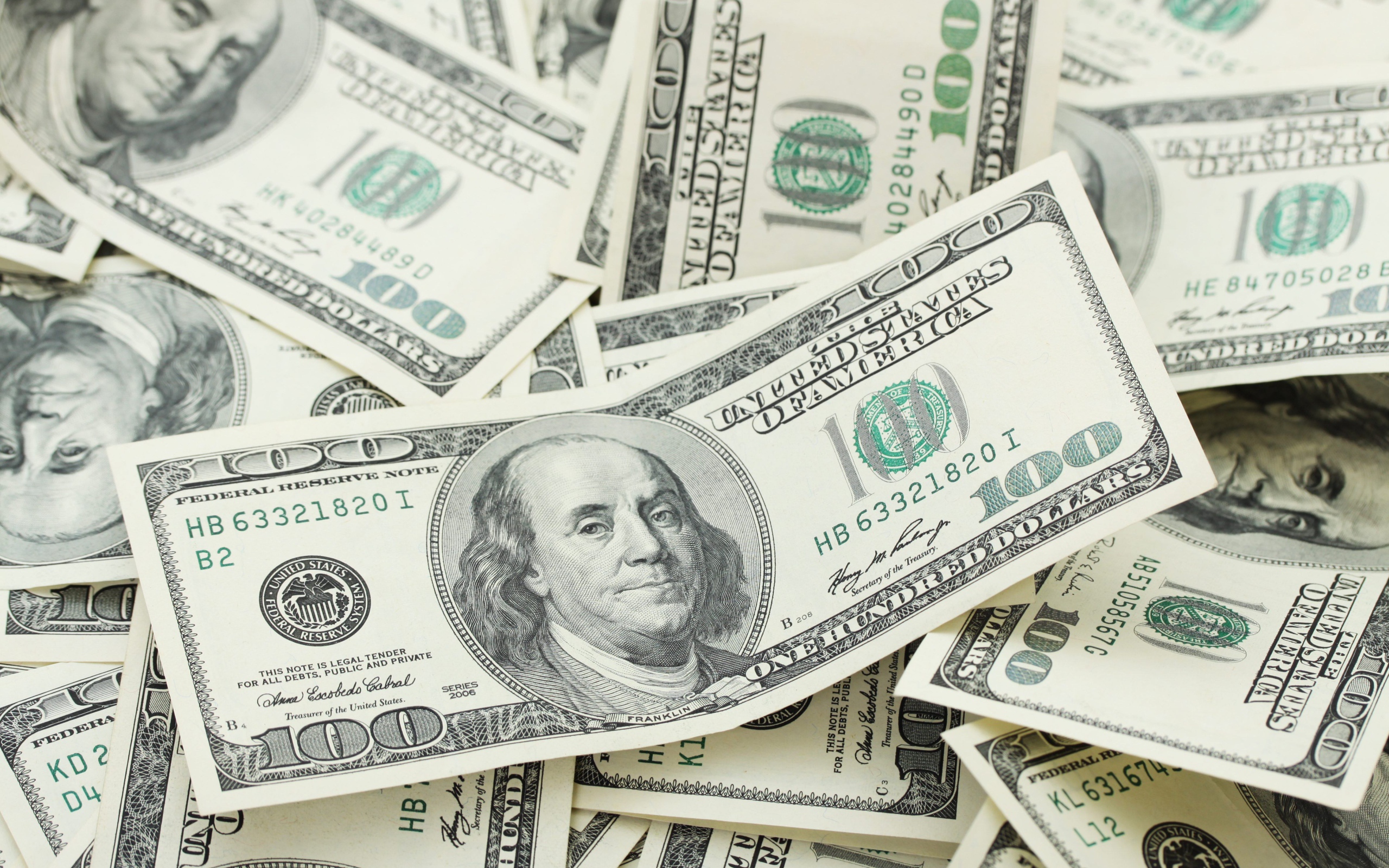 Много купюр по сто долларов крупным планом