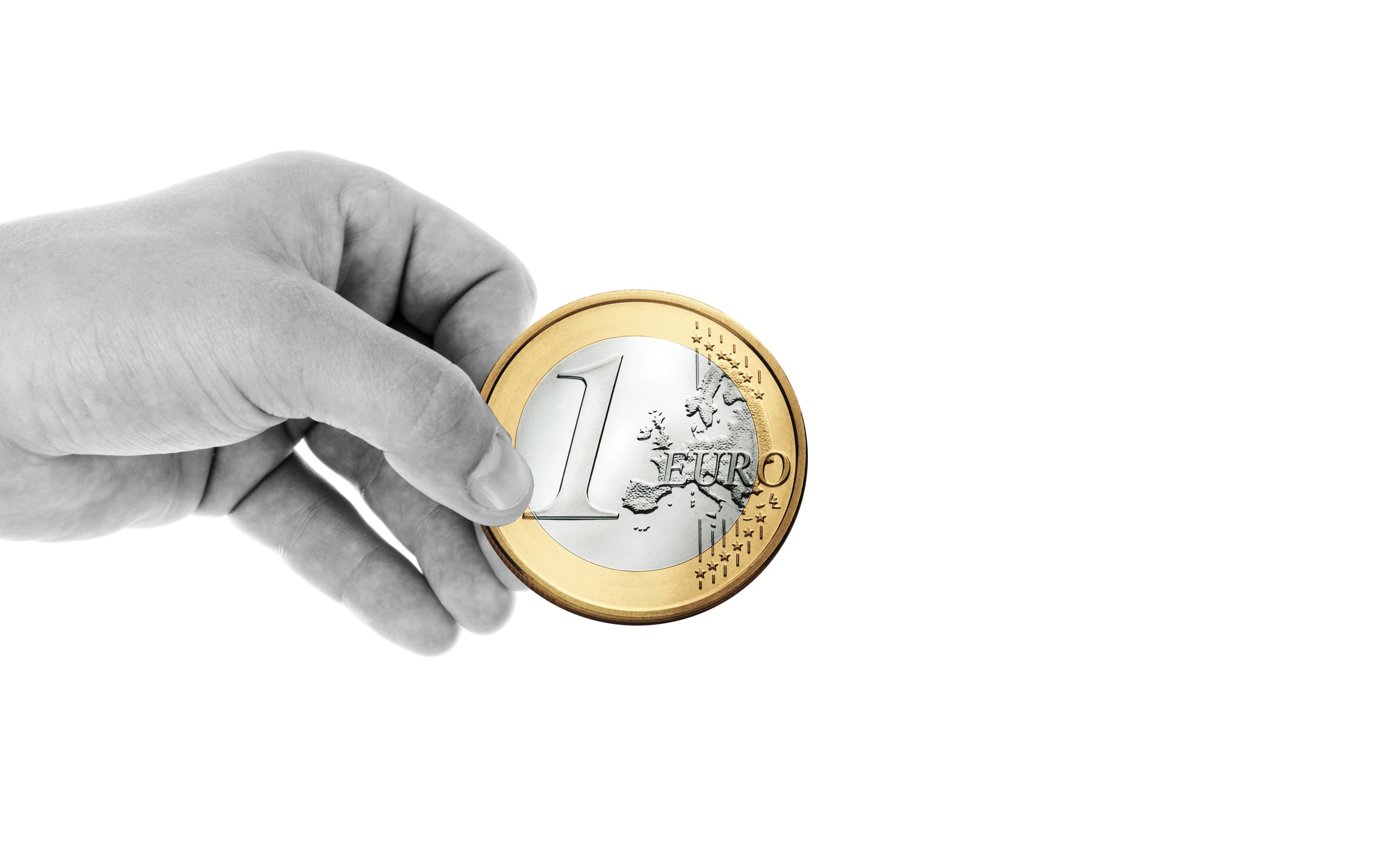 Монета в один евро в руке на белом фоне