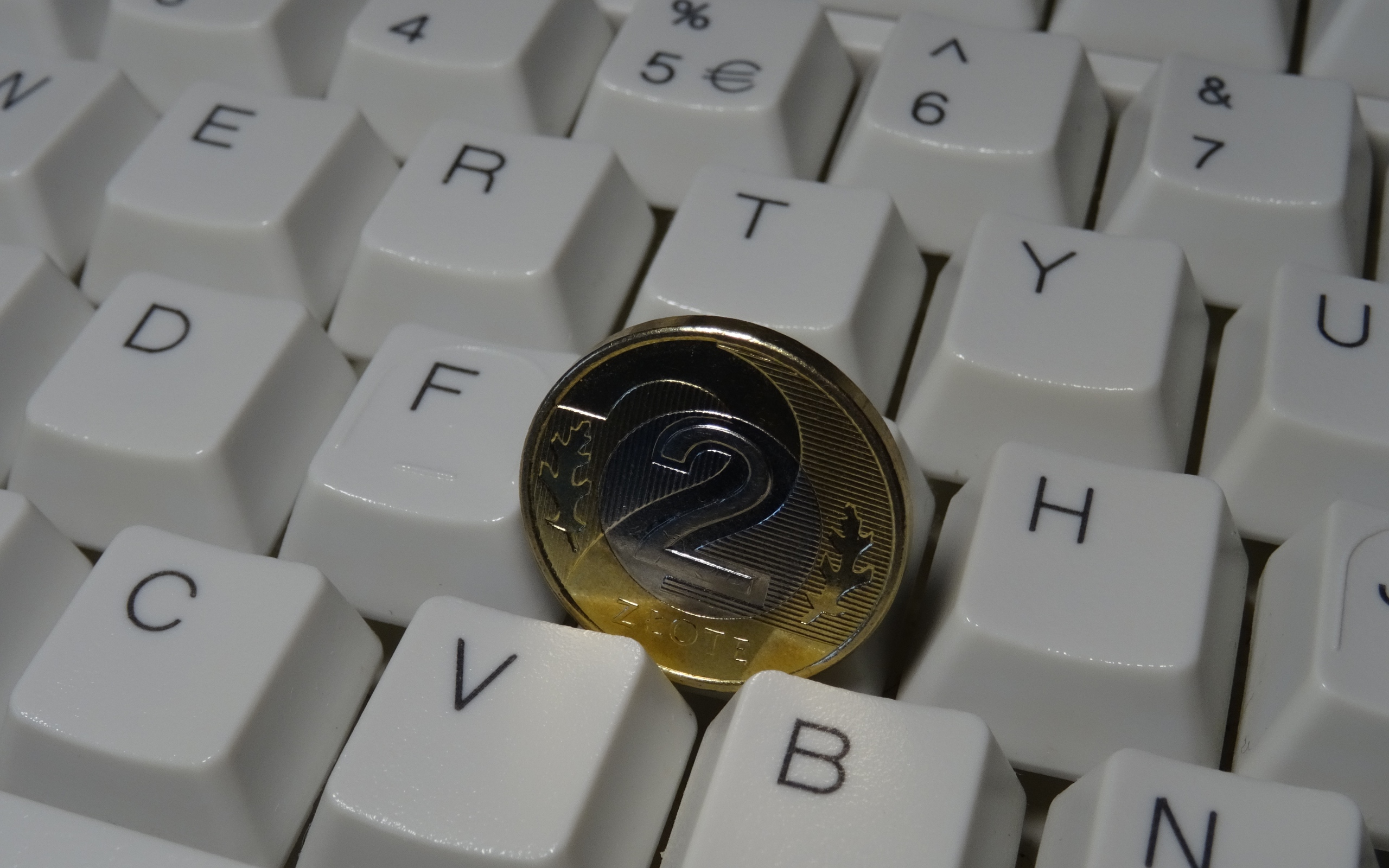 Монета два злотых лежит на клавиатуре